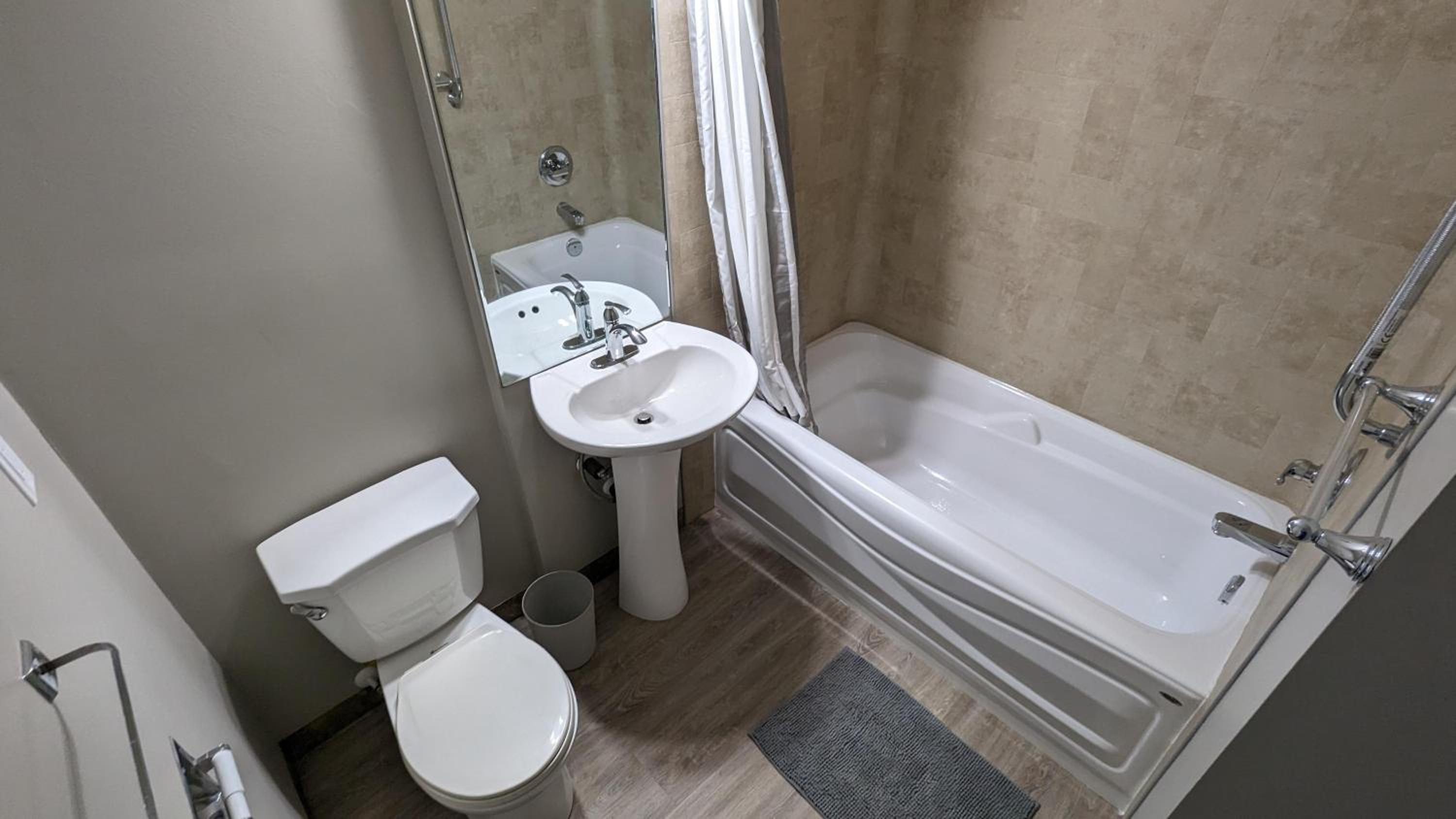 Deluxe Queen Suite - Photo 9