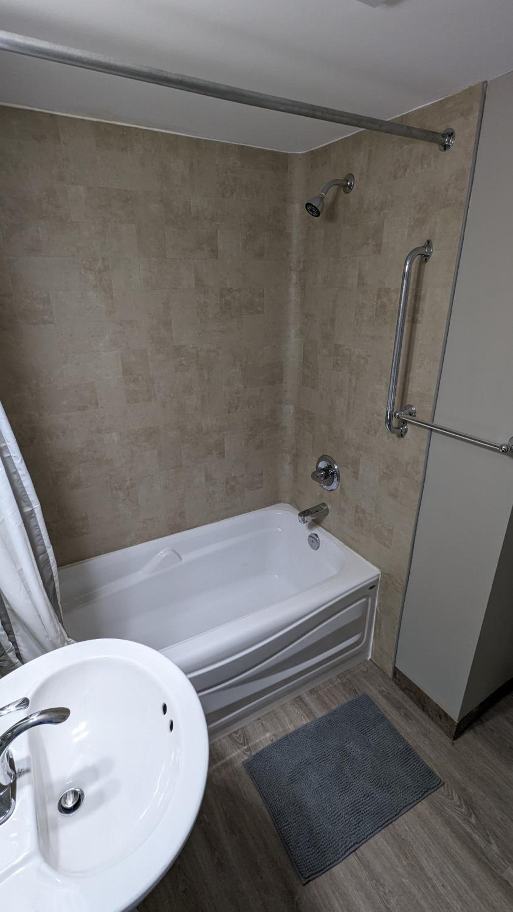 Deluxe Queen Suite - Photo 8