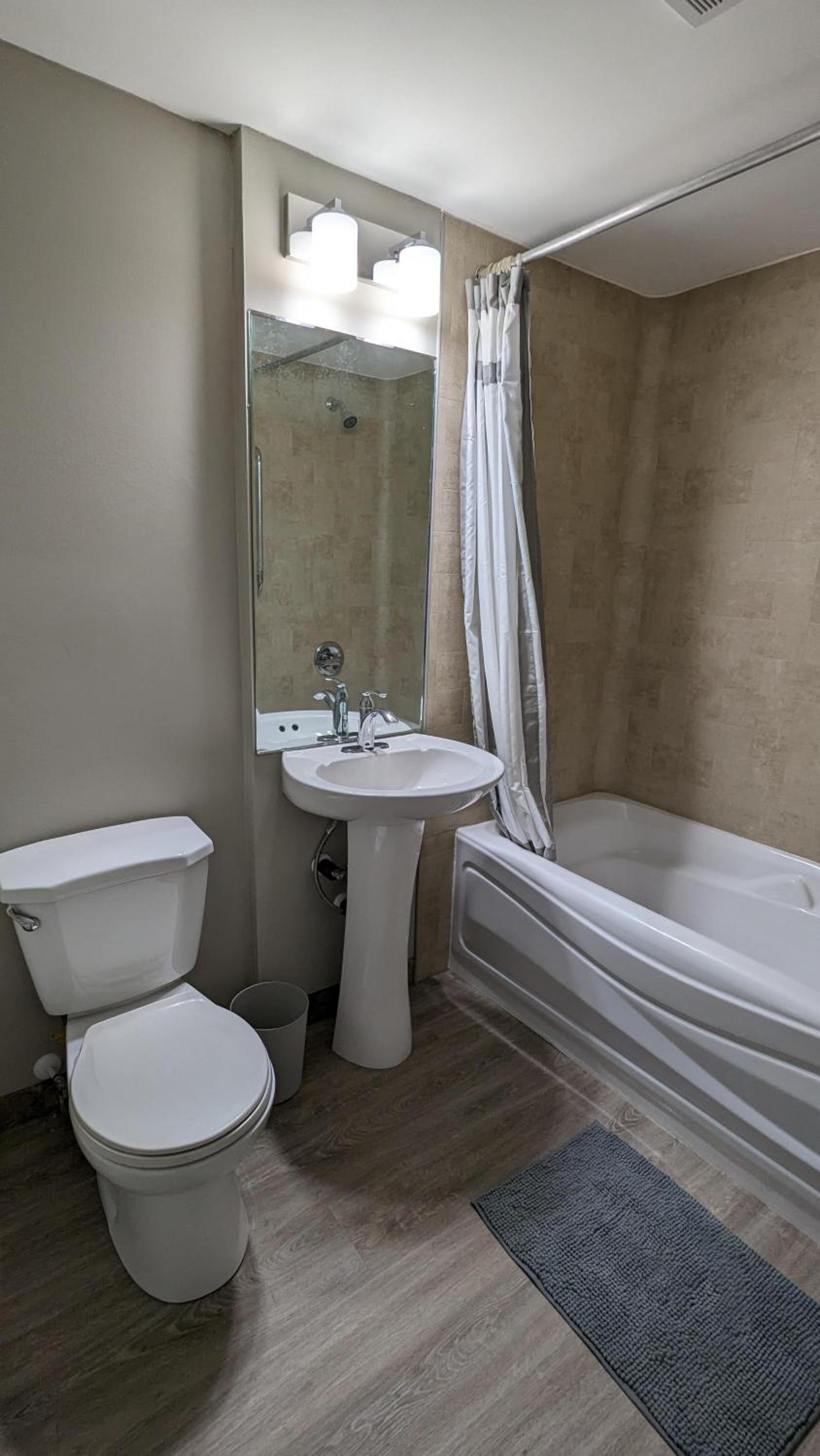 Deluxe Queen Suite - Photo 7