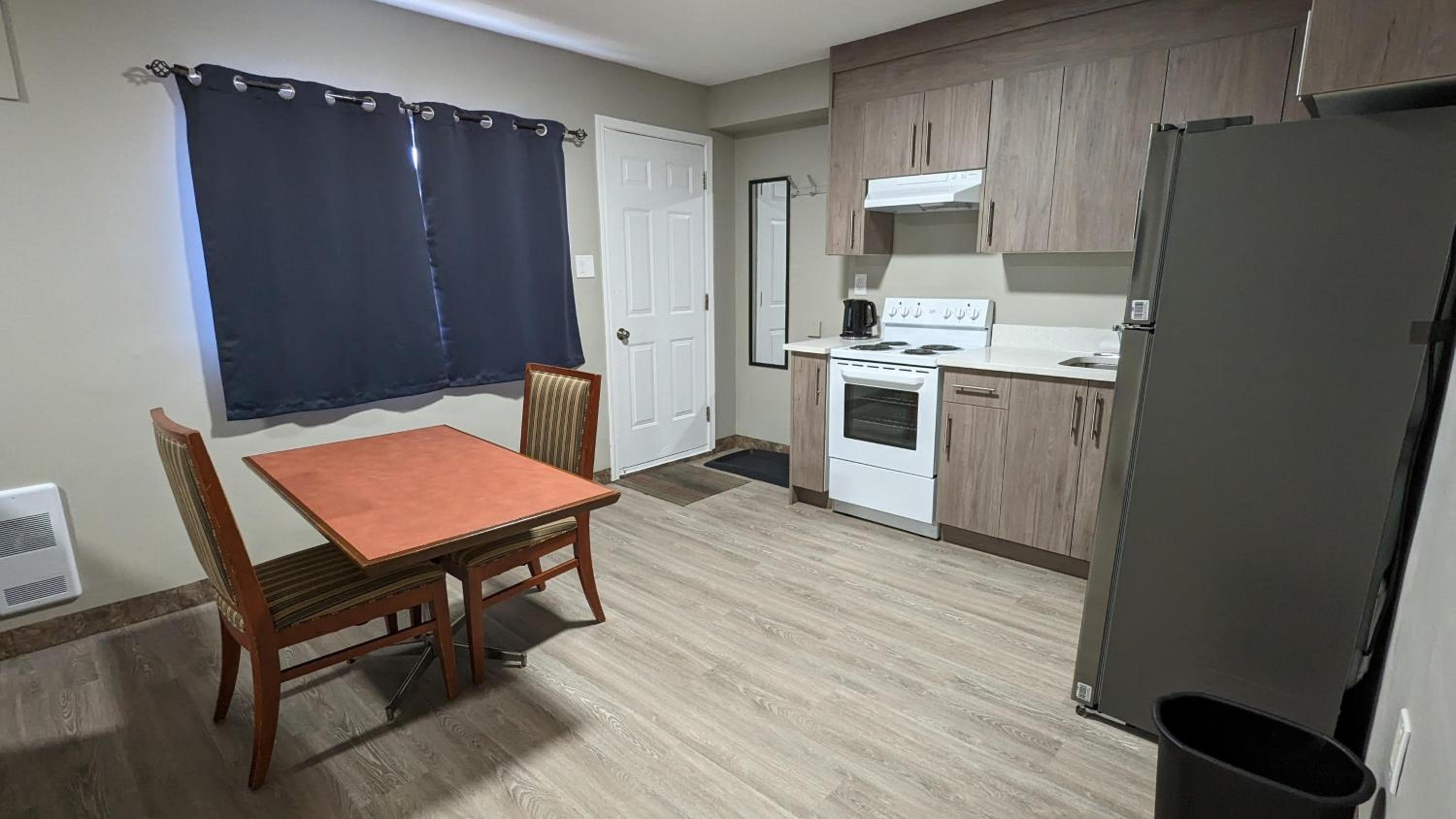 Deluxe Queen Suite - Photo 6