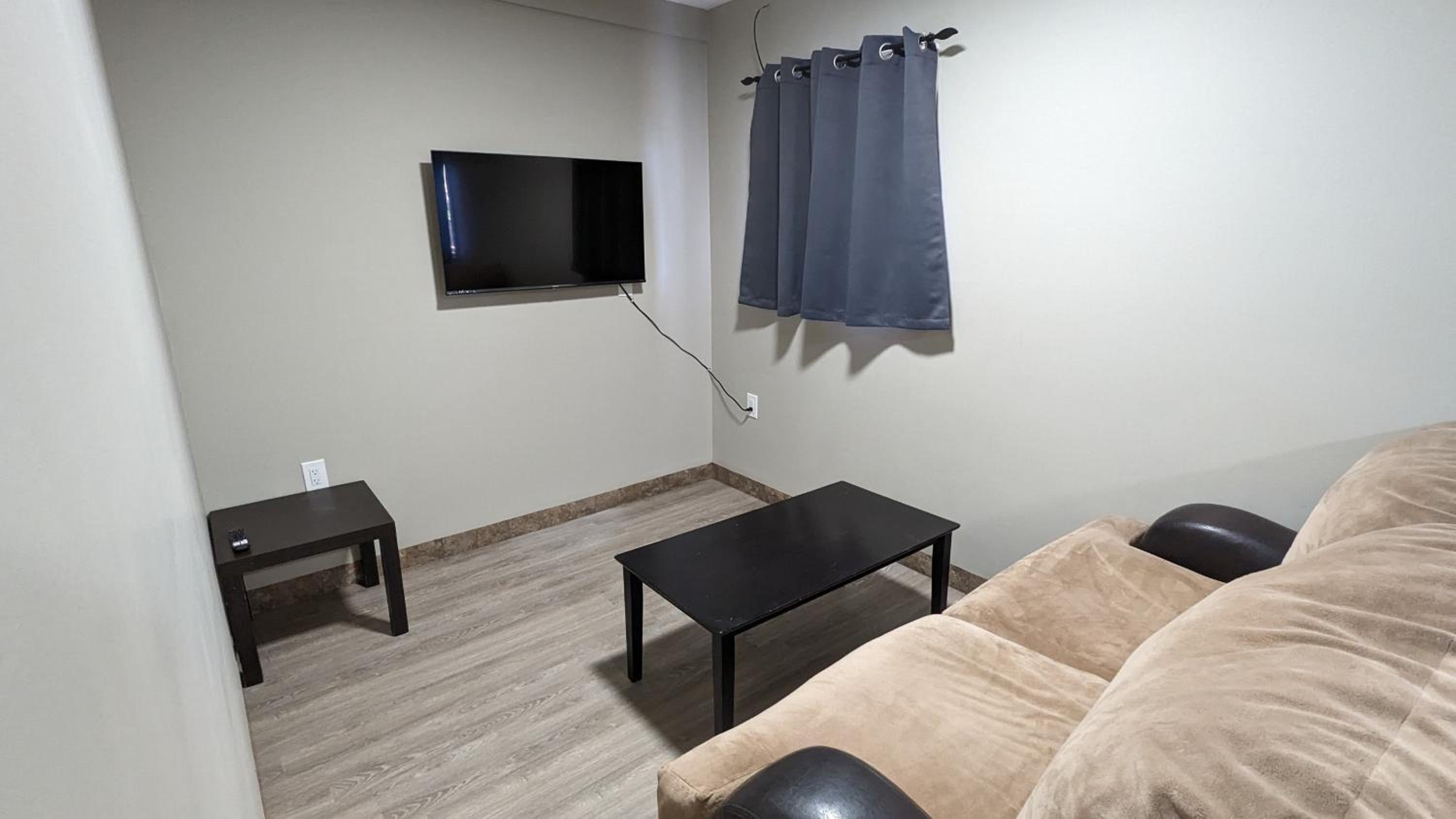 Deluxe Queen Suite - Photo 5