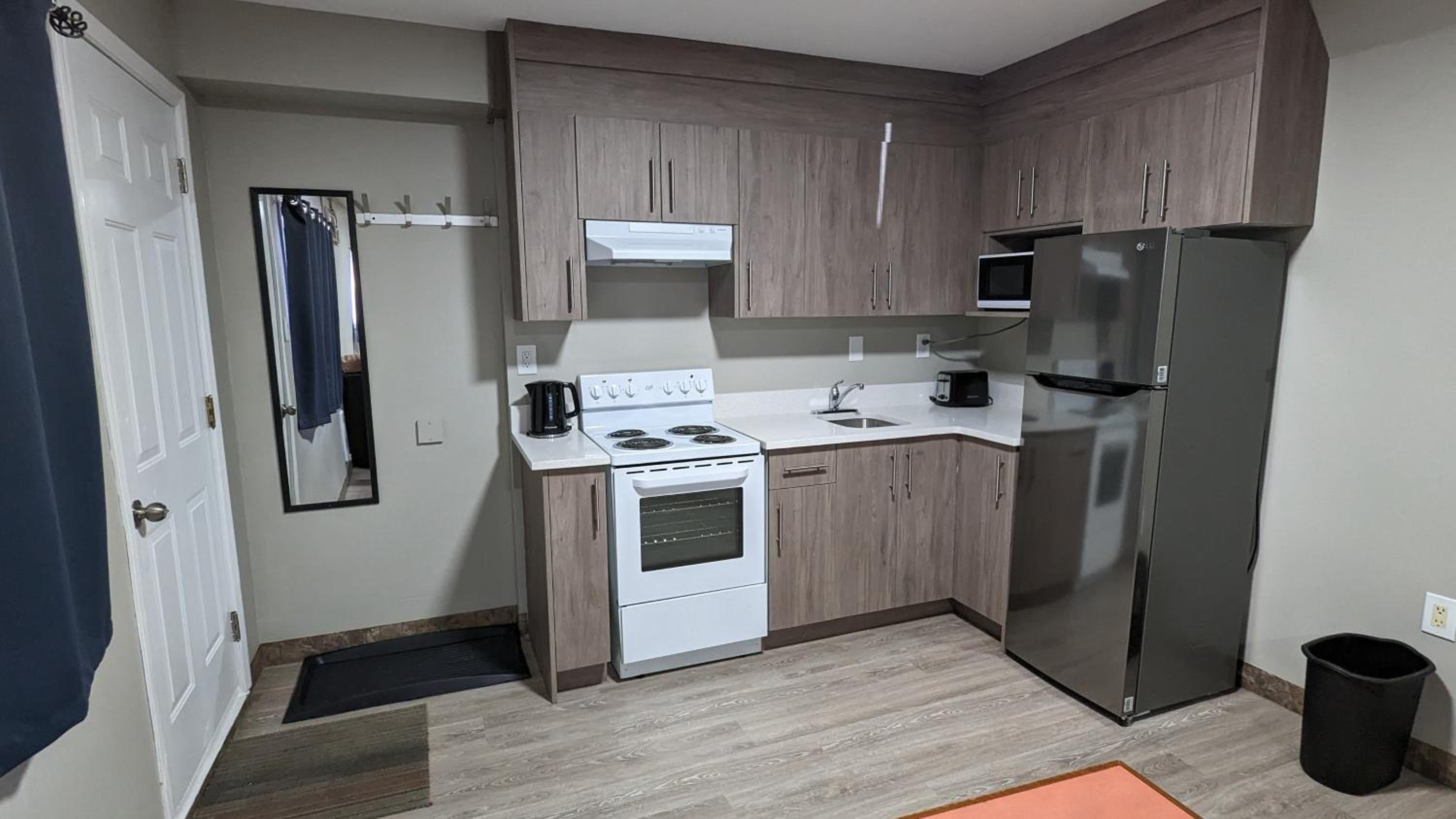 Deluxe Queen Suite - Photo 10
