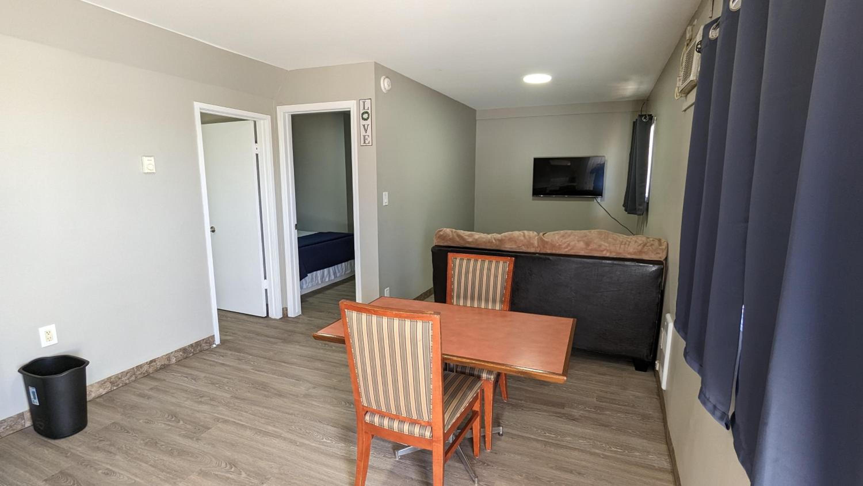 Deluxe Queen Suite - Photo 2