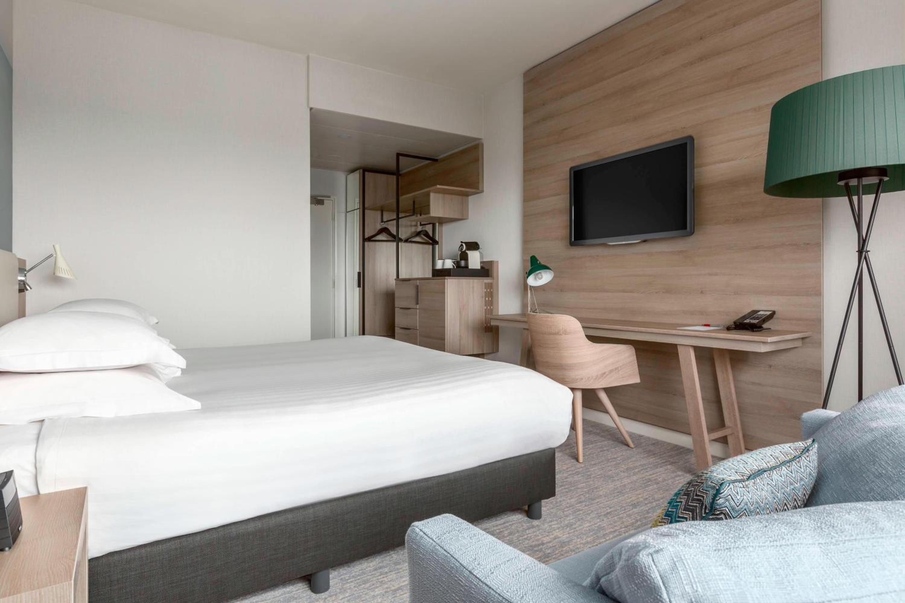 Deluxe Room, Guest room, 1 King - Photo 1