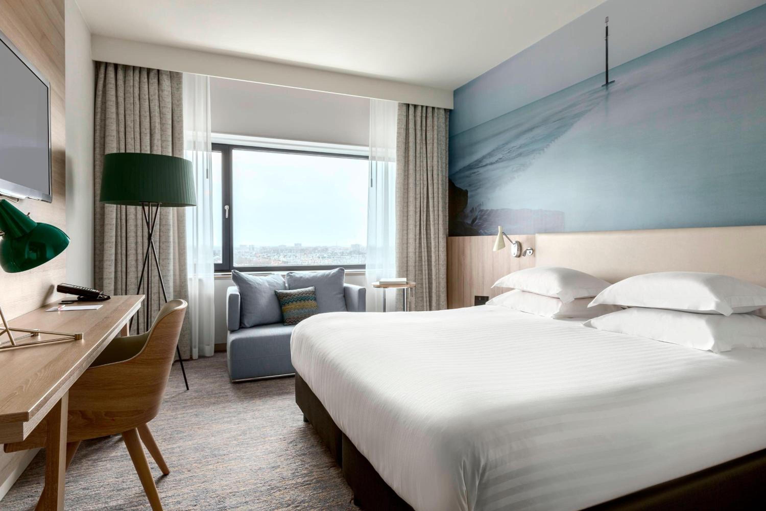 Deluxe Room, Guest room, 1 King - Photo 3