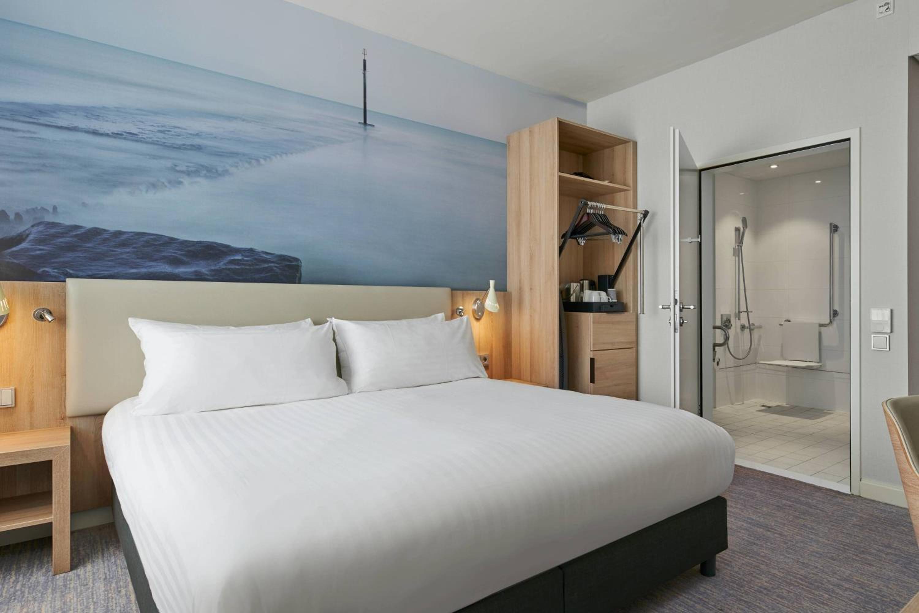 Deluxe Room, Guest room, 1 King - Photo 5