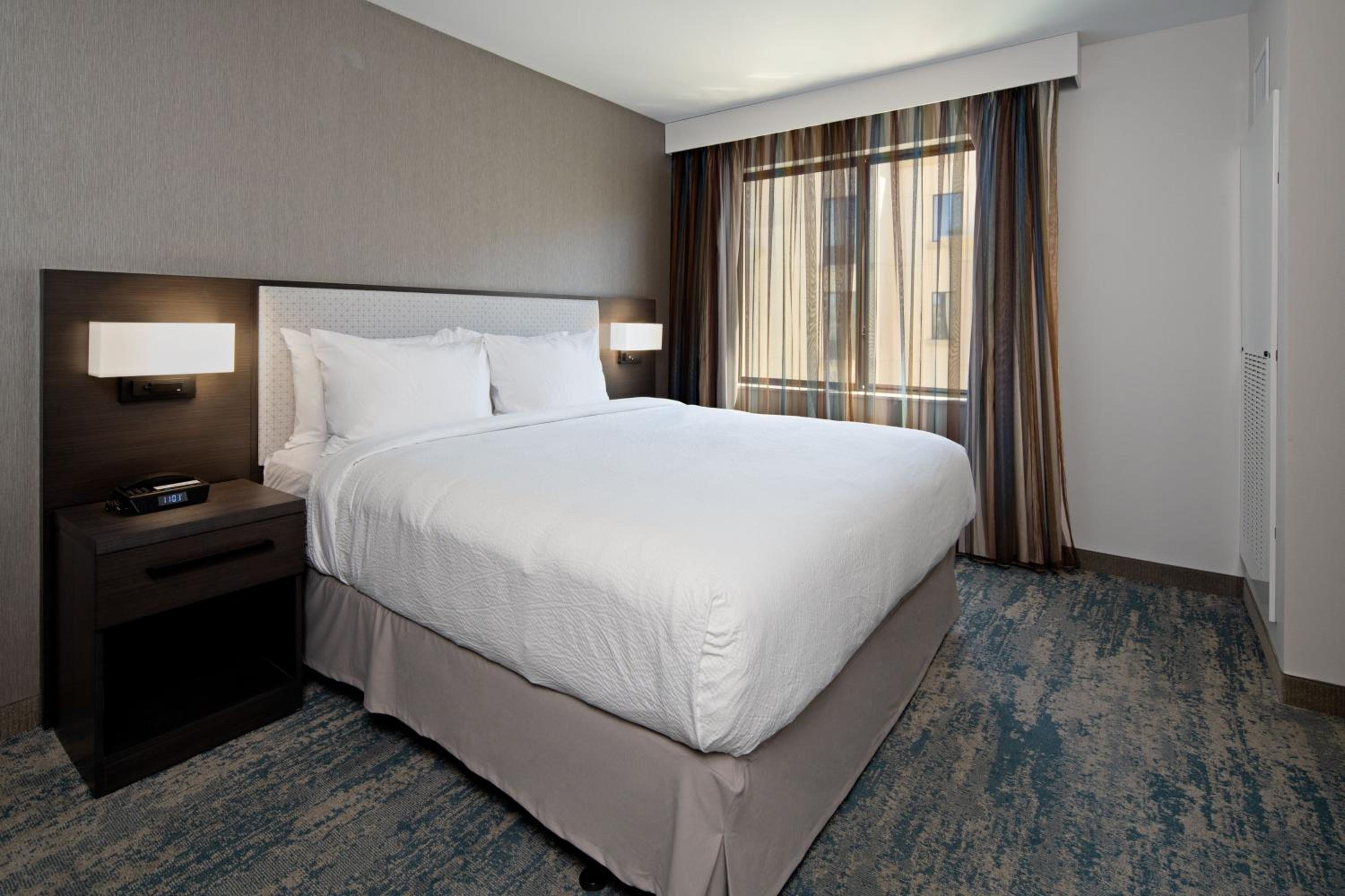 One-Bedroom King Suite with Sofa Bed - Photo 3