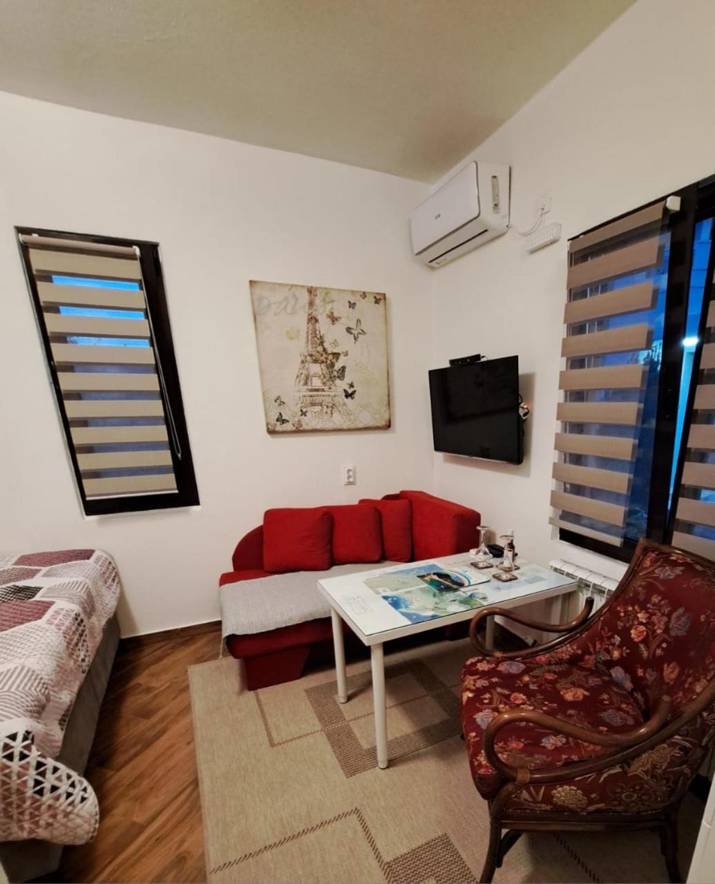 Studio Apartment photo 1