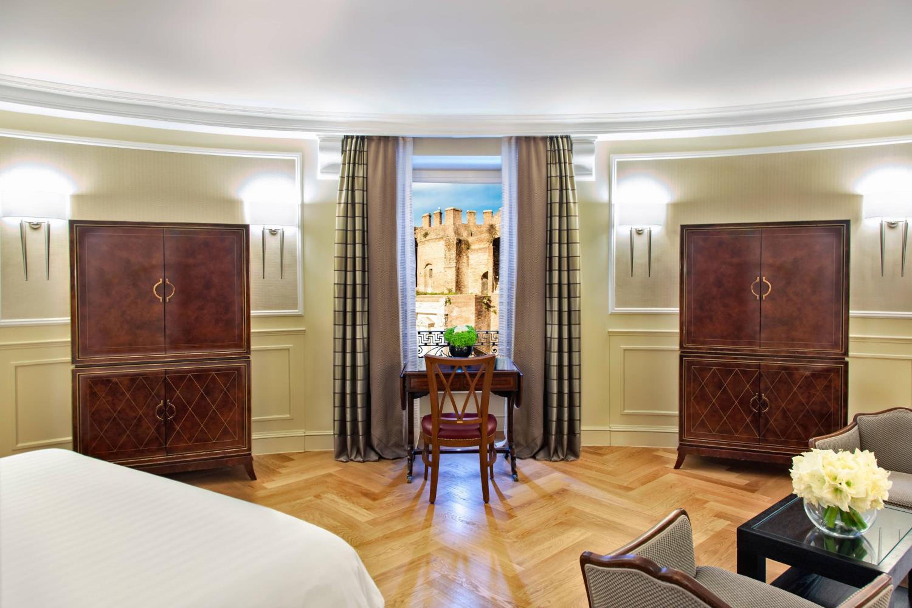 Oval Junior Suite, Larger Guest room