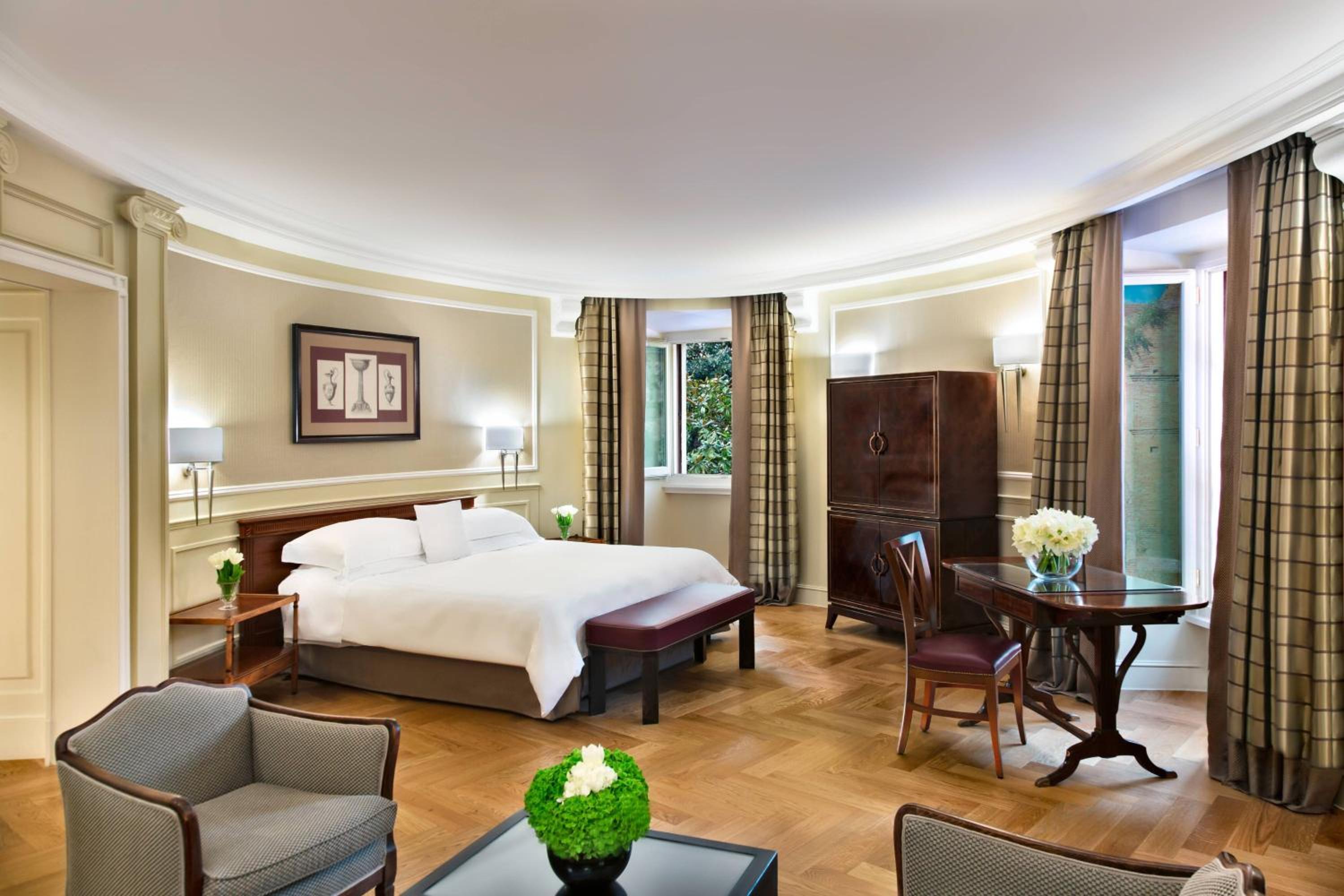 Oval Junior Suite, Larger Guest room