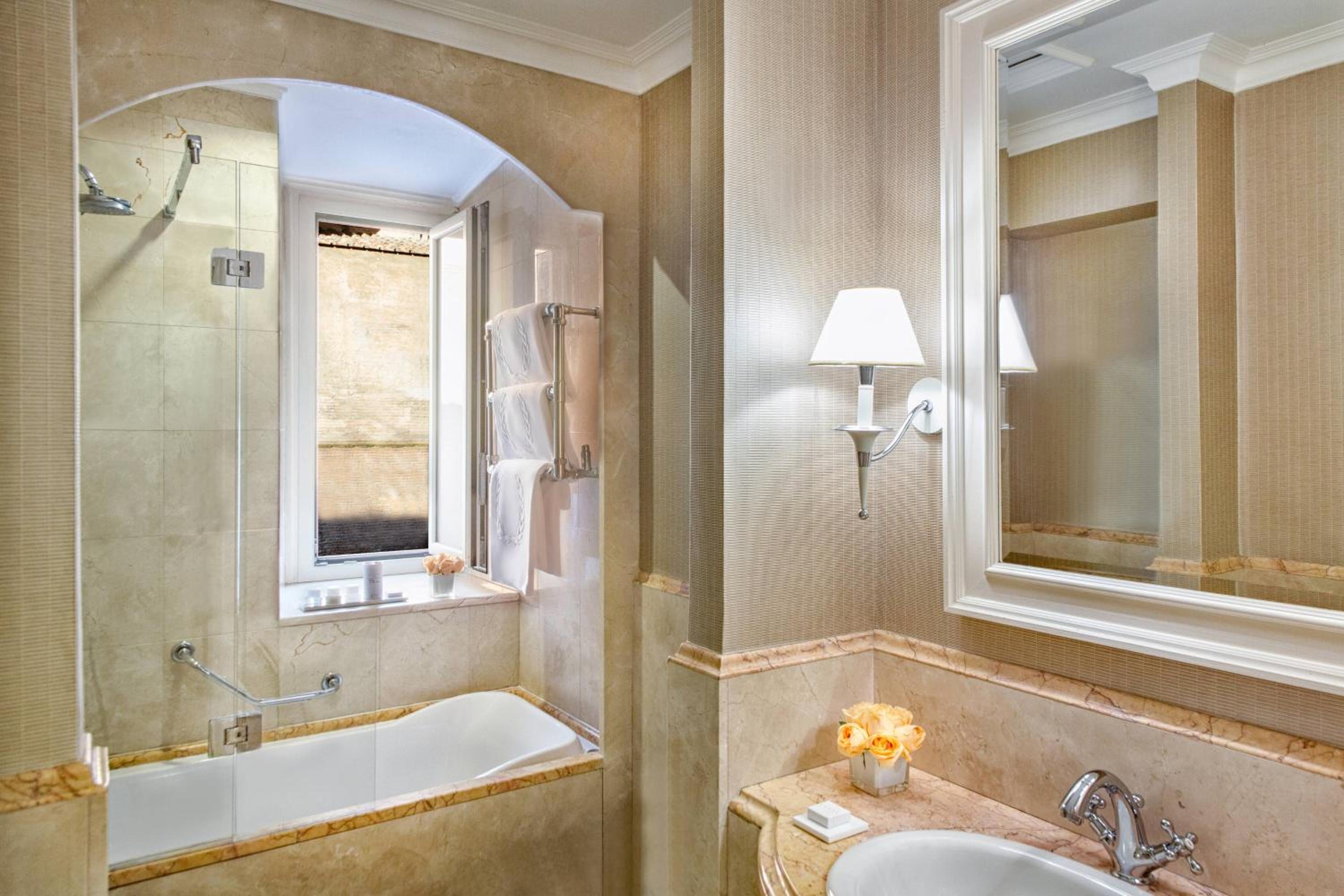 Oval Junior Suite, Larger Guest room