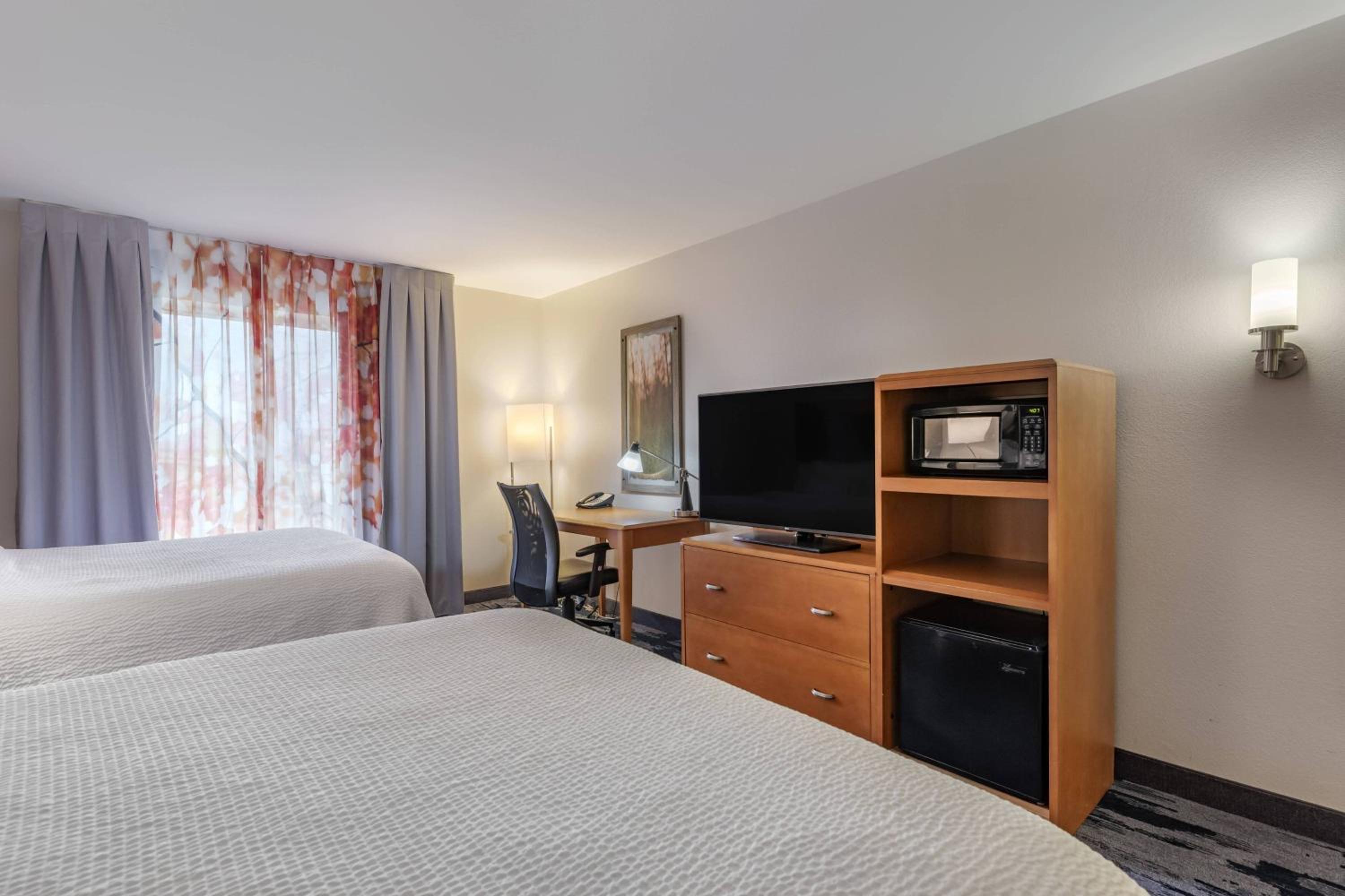 Queen Room with Two Queen Beds - Photo 2