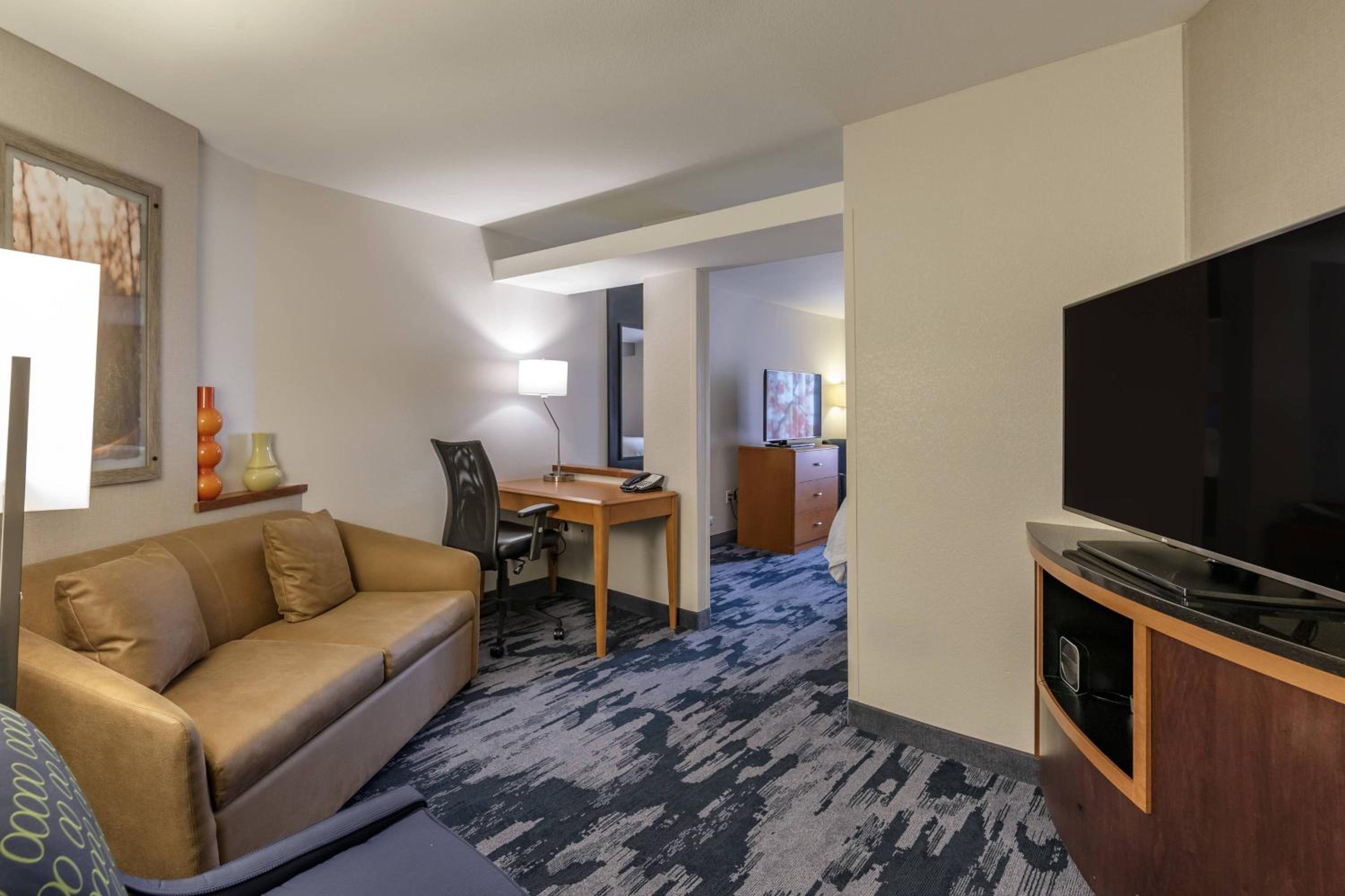 One-Bedroom King Suite with Sofa Bed - Photo 3