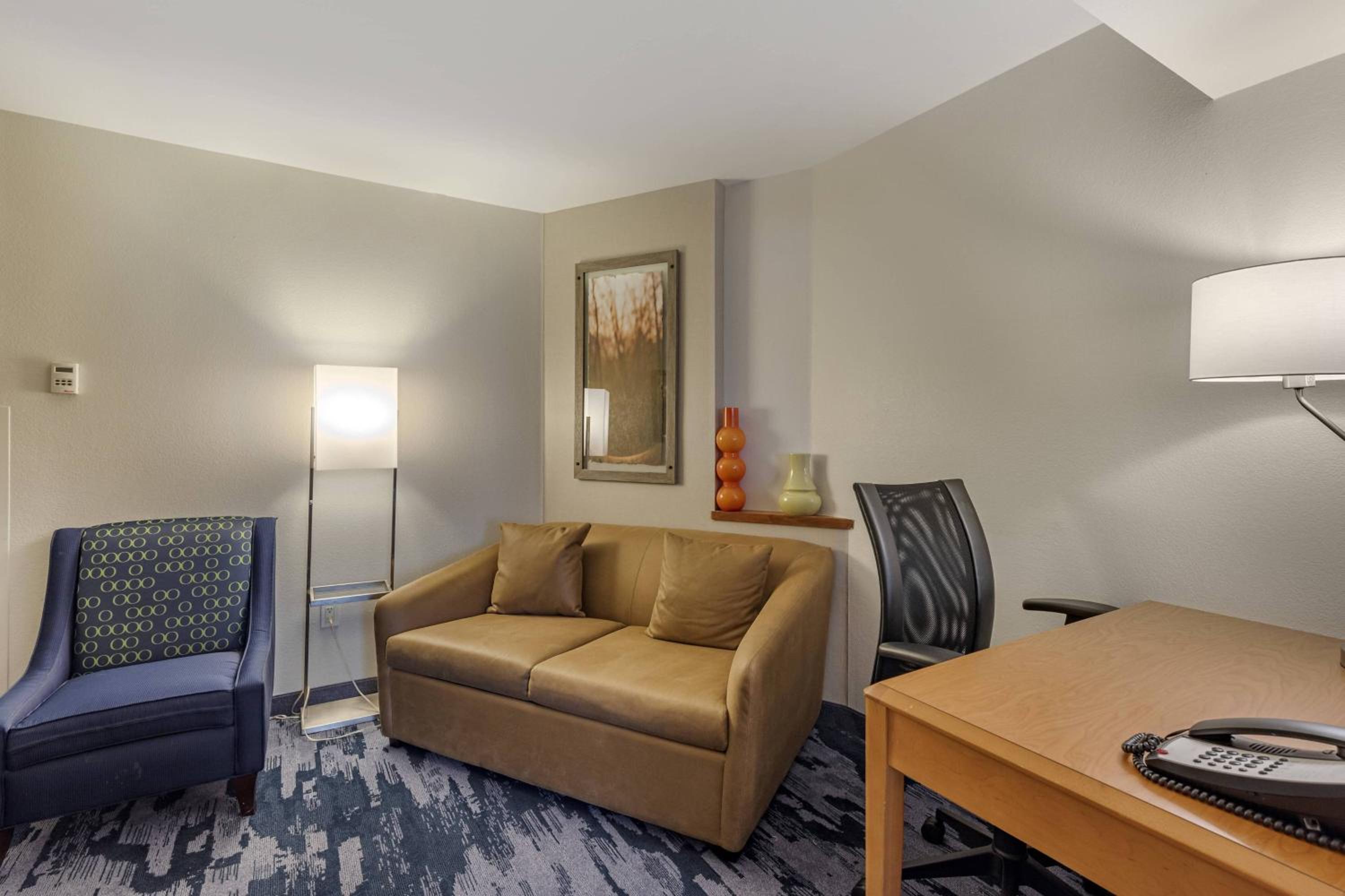 1 Bedroom 2 room Suite, 1 King, Sofa bed - Photo 4
