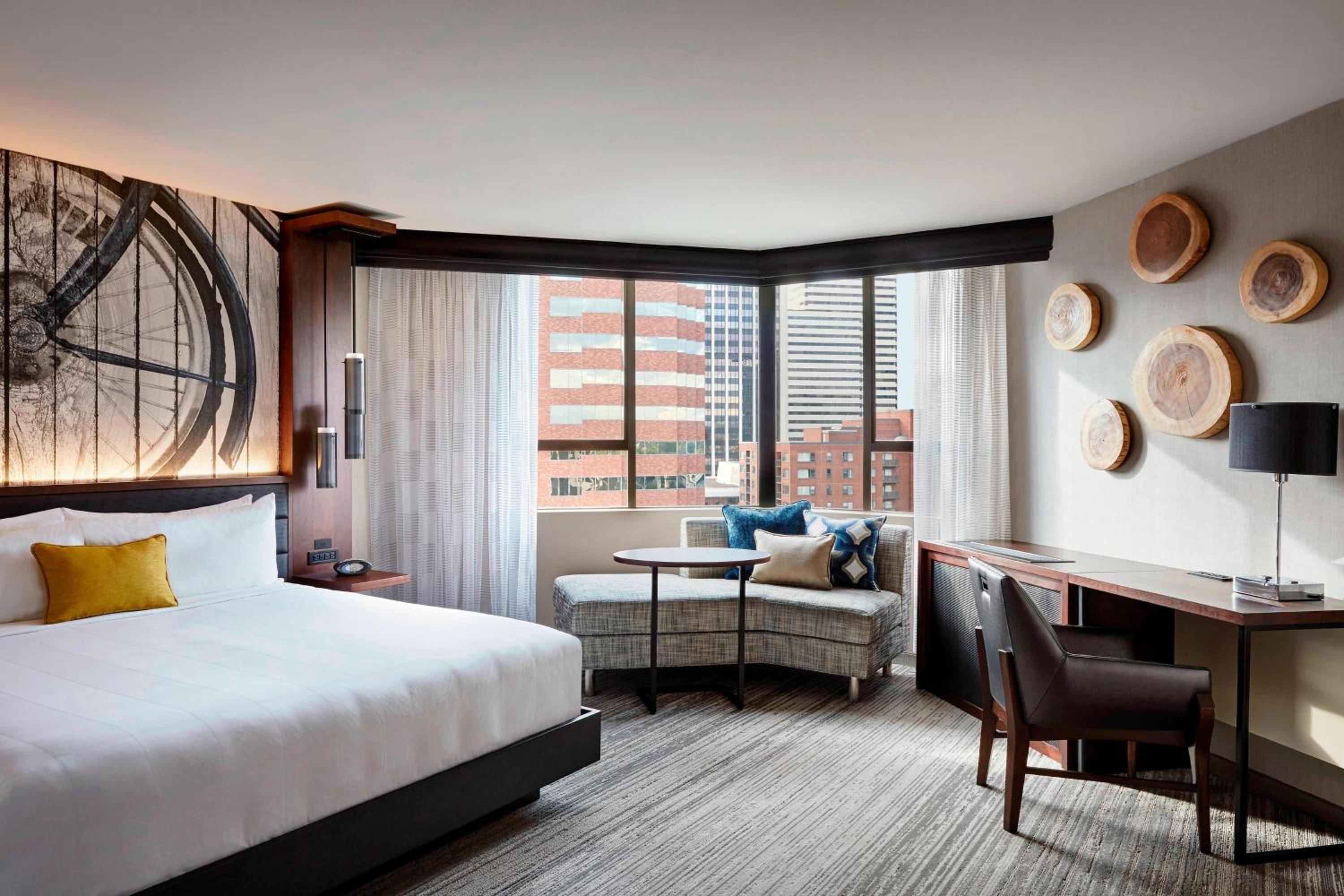 Guest room, 1 King, City view - Photo 3