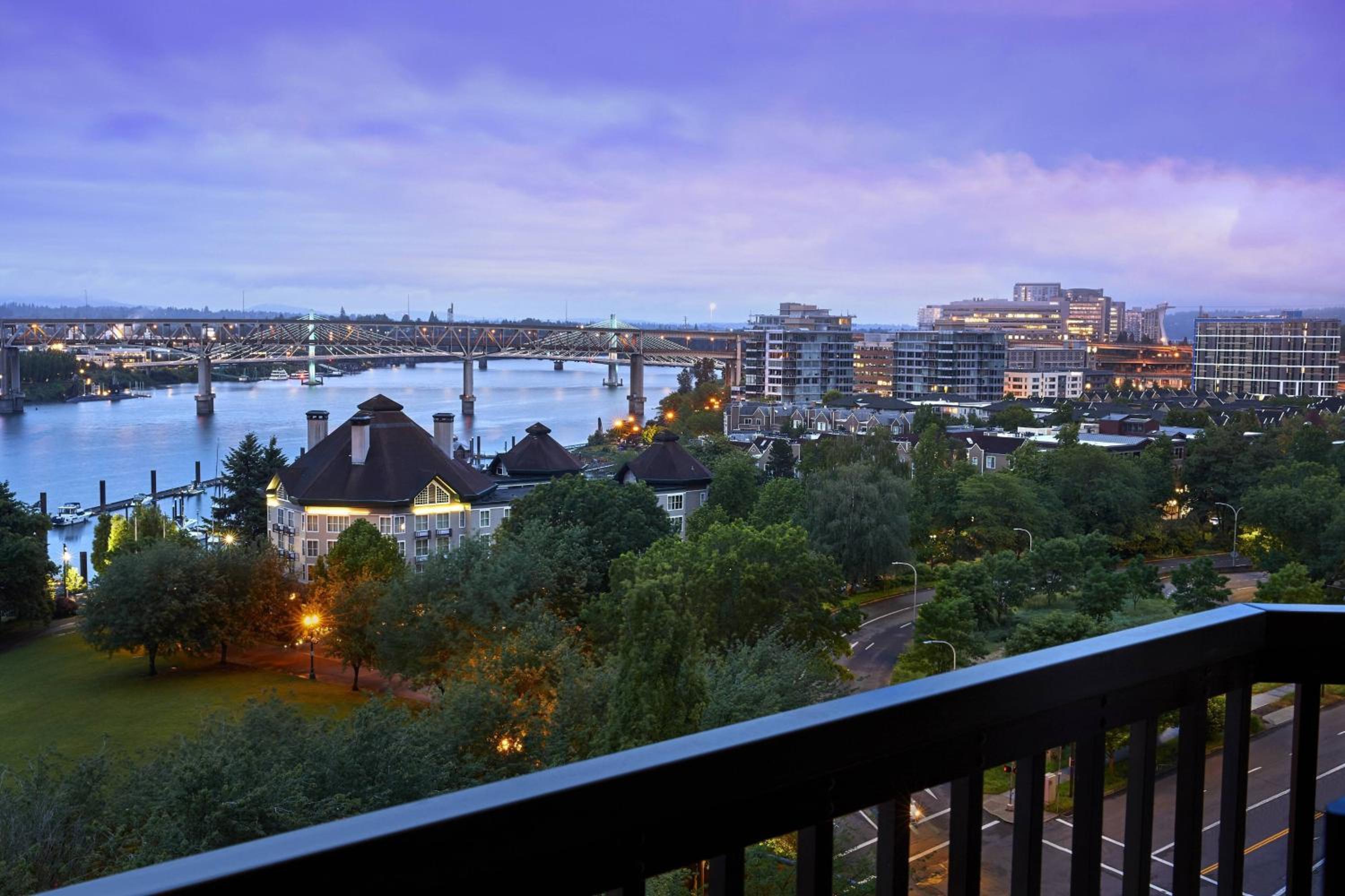 Guest room, 1 King, Willamette River view - Photo 4