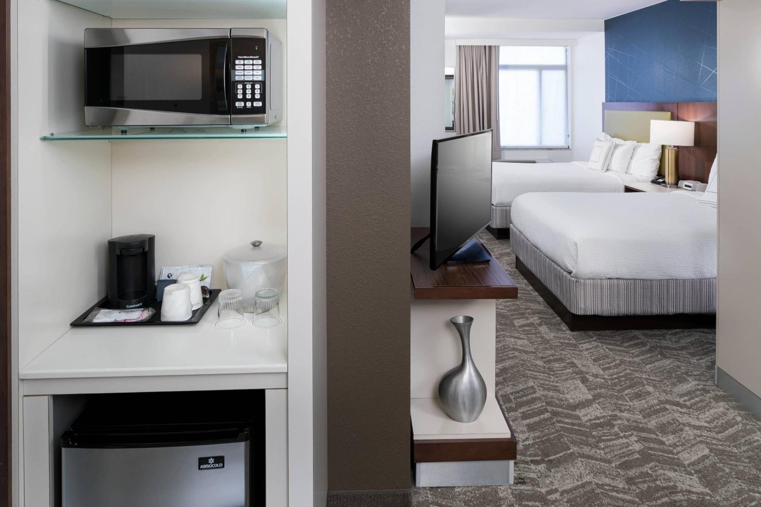 Queen Suite with Sofa Bed - Photo 4