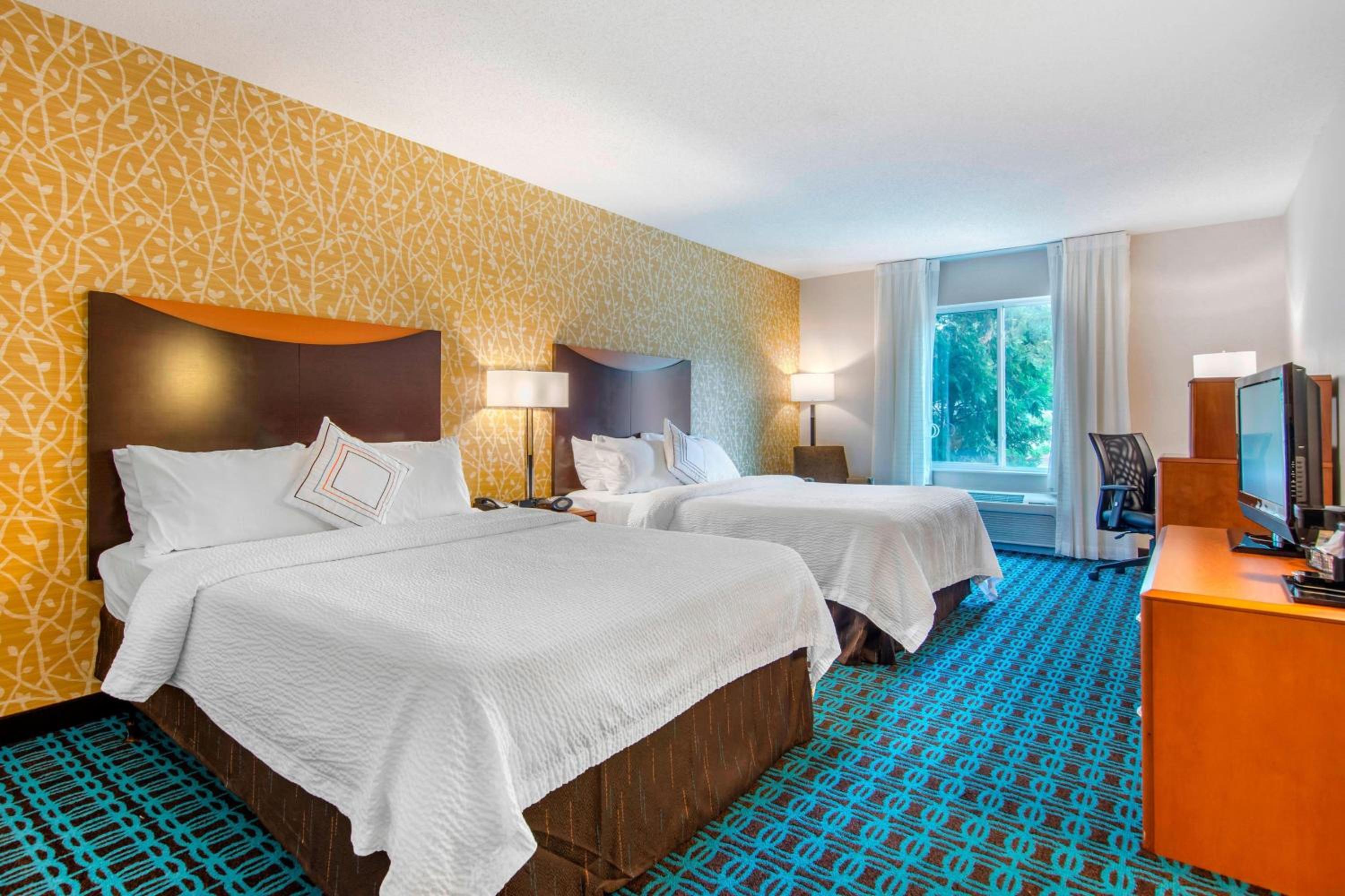 Queen Room with Two Queen Beds - Photo 2