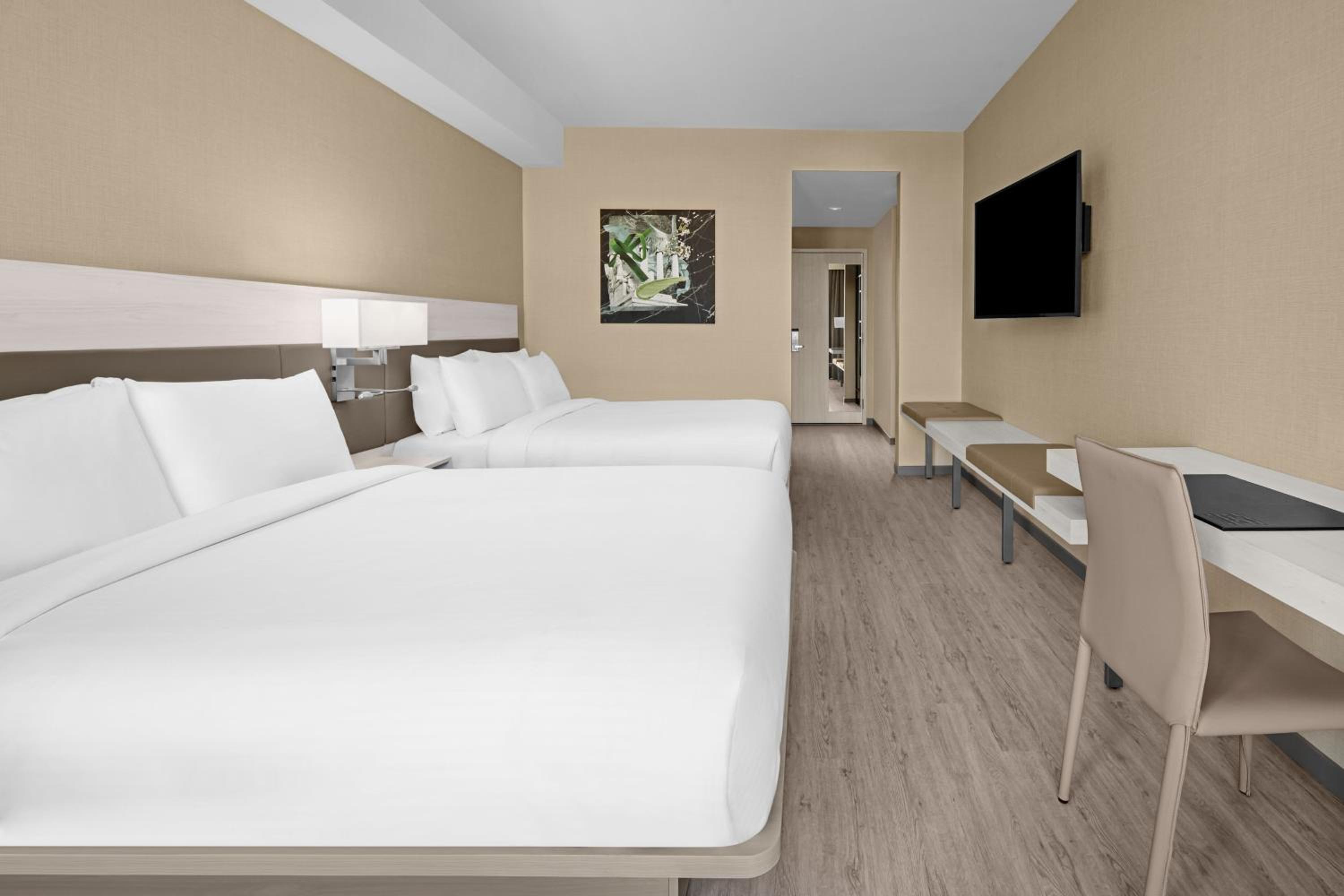 Queen Room with Two Queen Beds and Capitol View - Photo 3