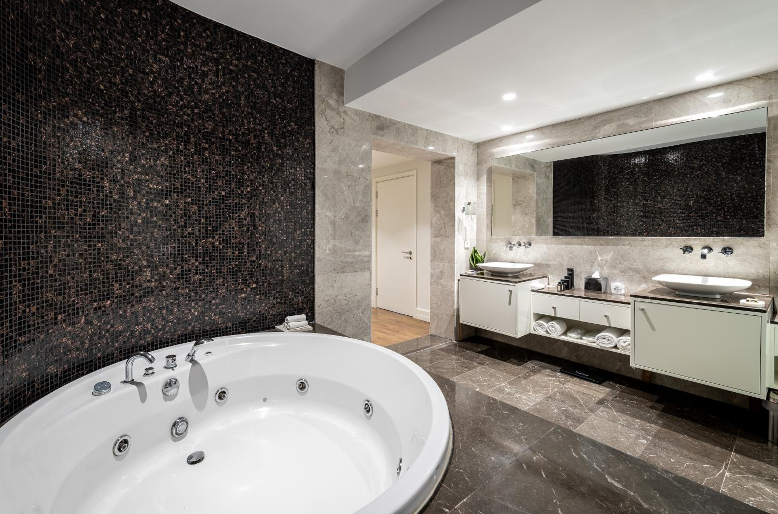 Two-Bedroom Suite thumbnail 6
