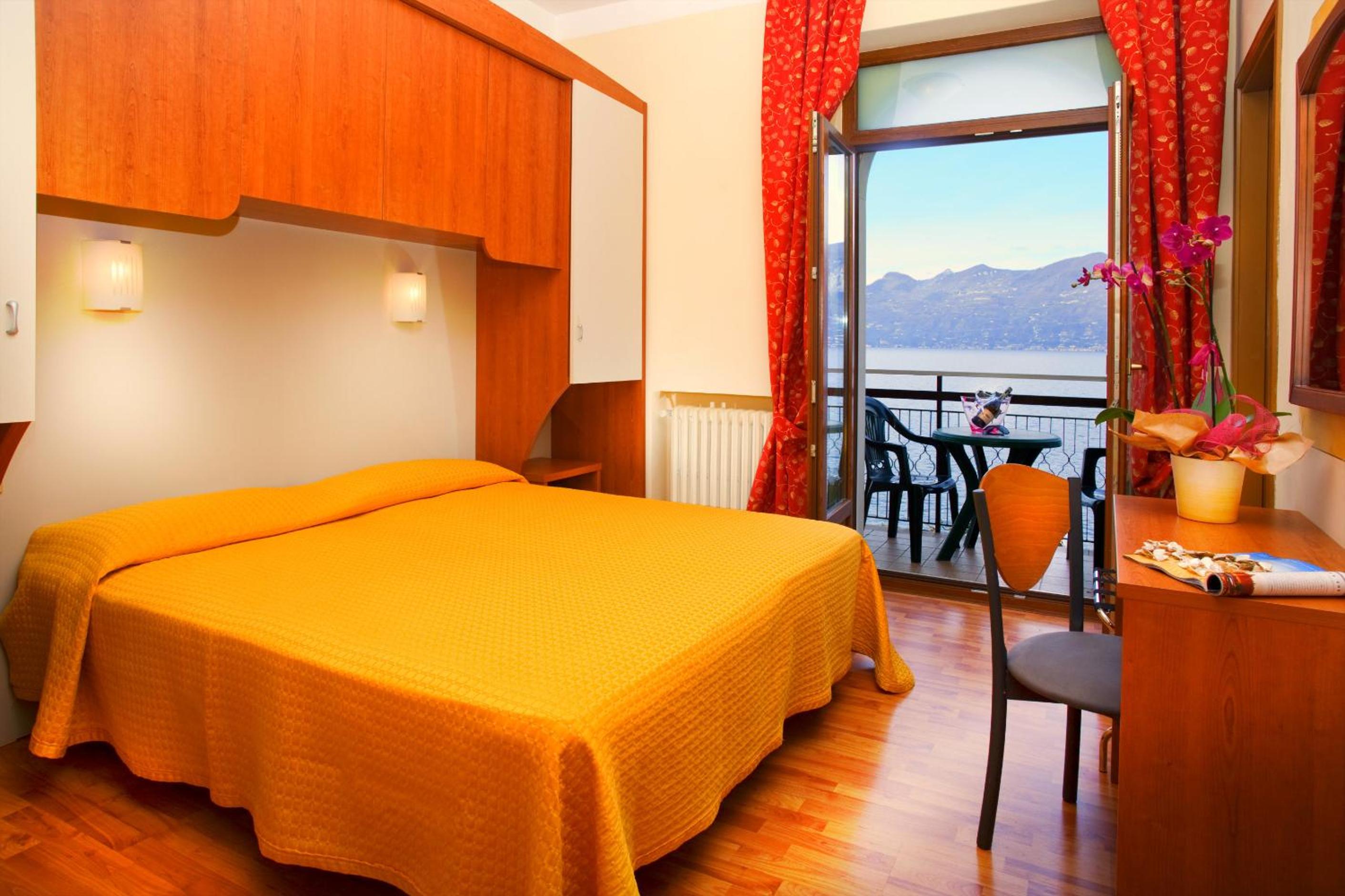 Double Room with Lake View and Balcony - Photo 4