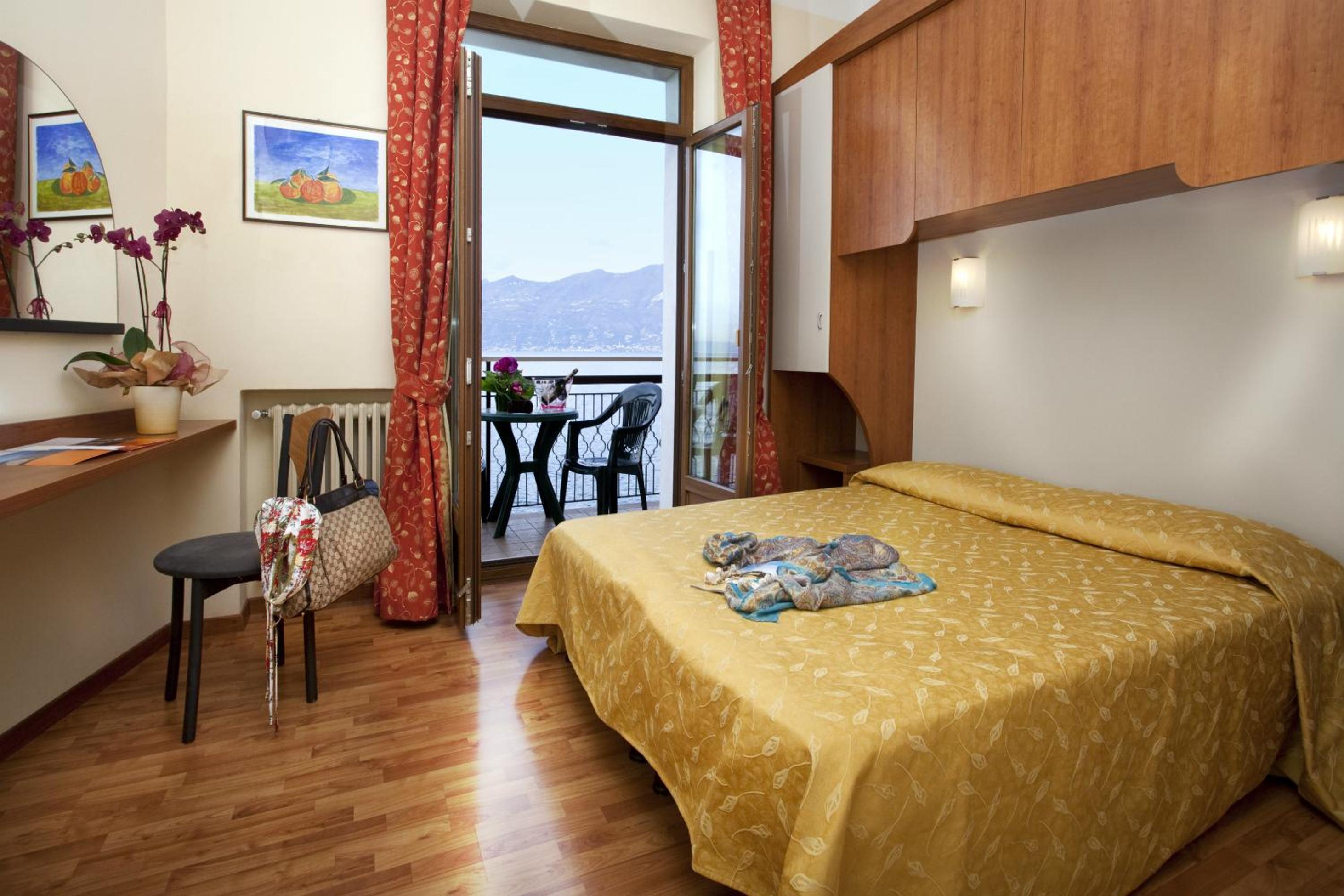 Double Room with Lake View and Balcony - Photo 6