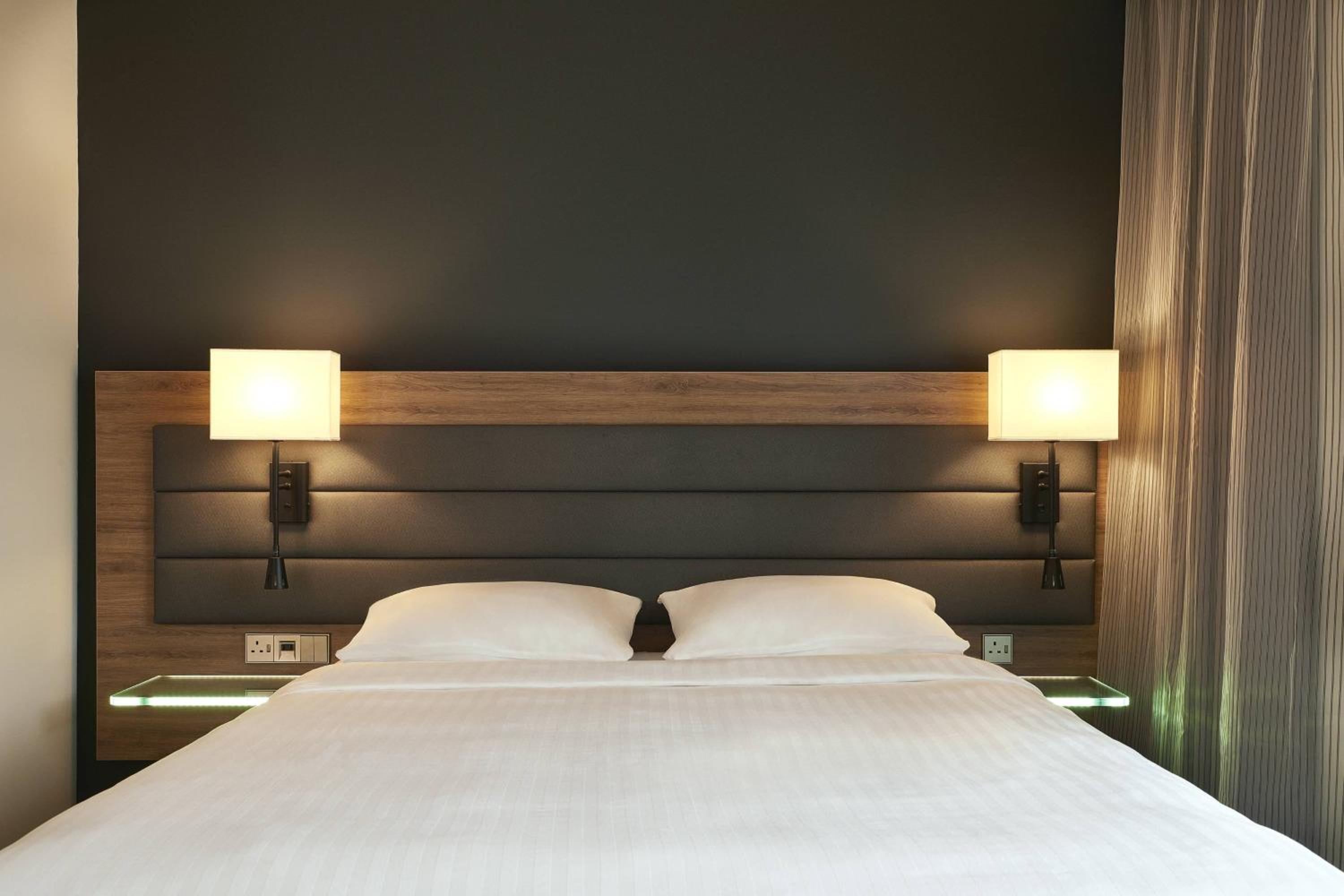 Moxy Queen Room - Photo 1