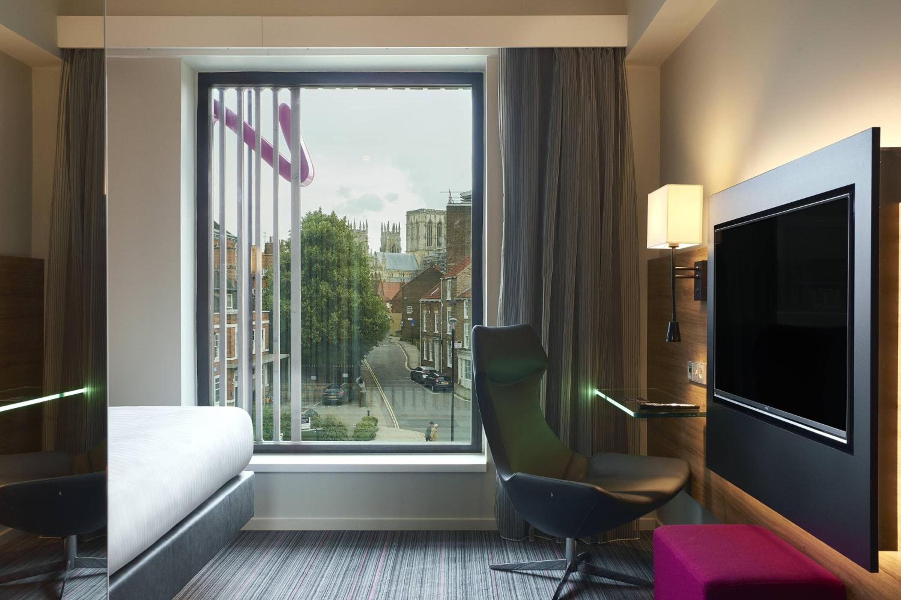 Moxy Queen Room - Photo 4