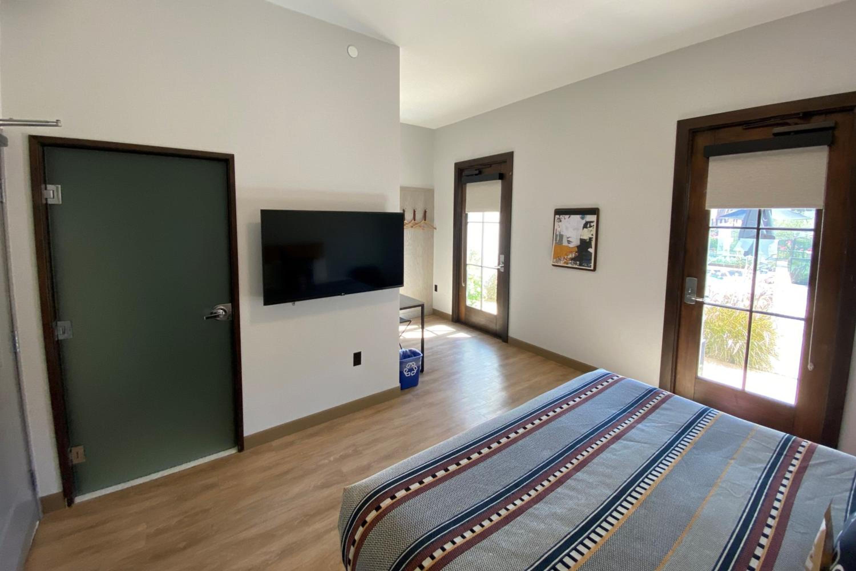 ROOMY KING – 250 SQF, Guest Room photo 2