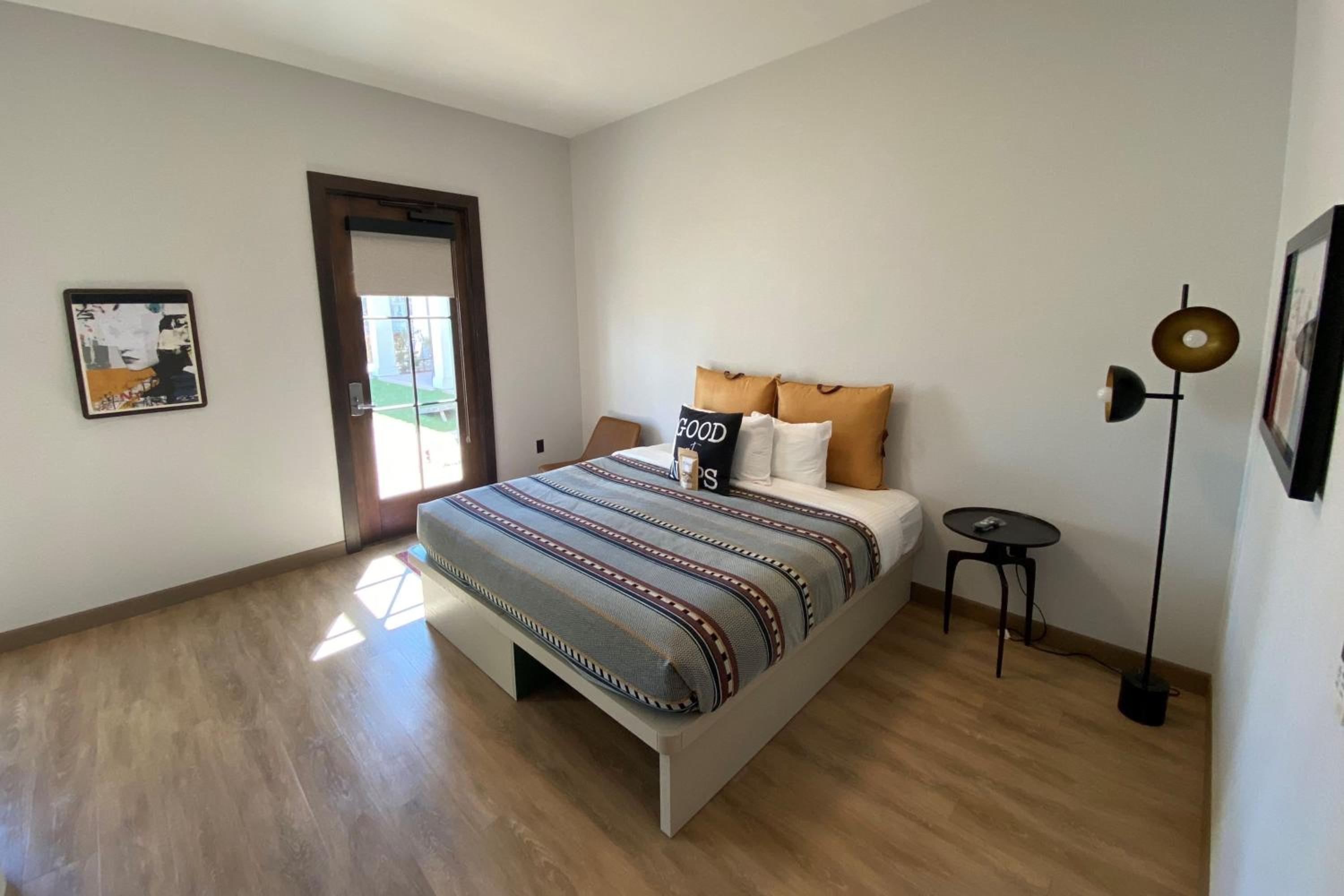 ROOMY KING – 250 SQF, Guest Room photo 1