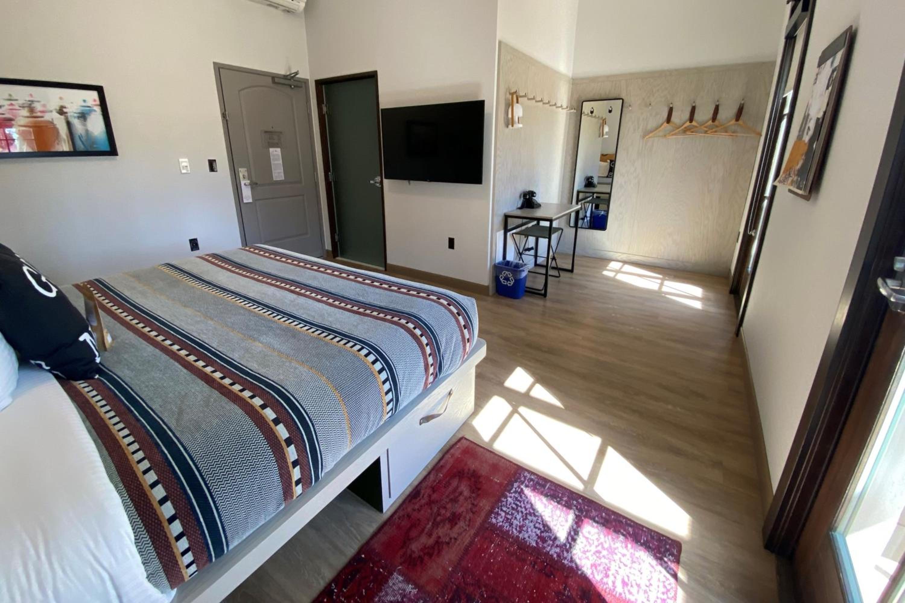 ROOMY KING – 250 SQF, Guest Room photo 3
