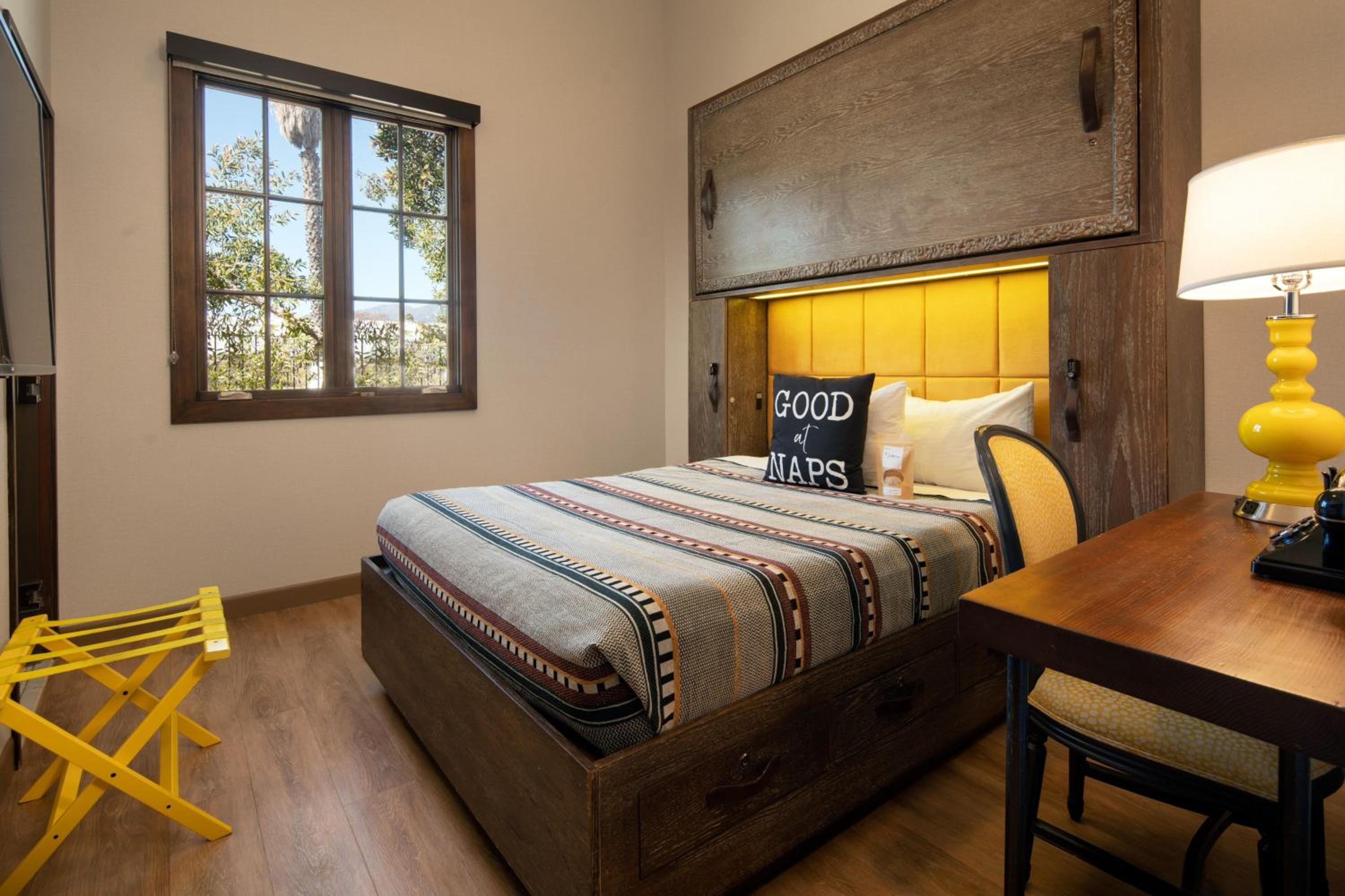 PETITE QUEEN - 135 SQF, Guest room, Poolside, Pool photo 1