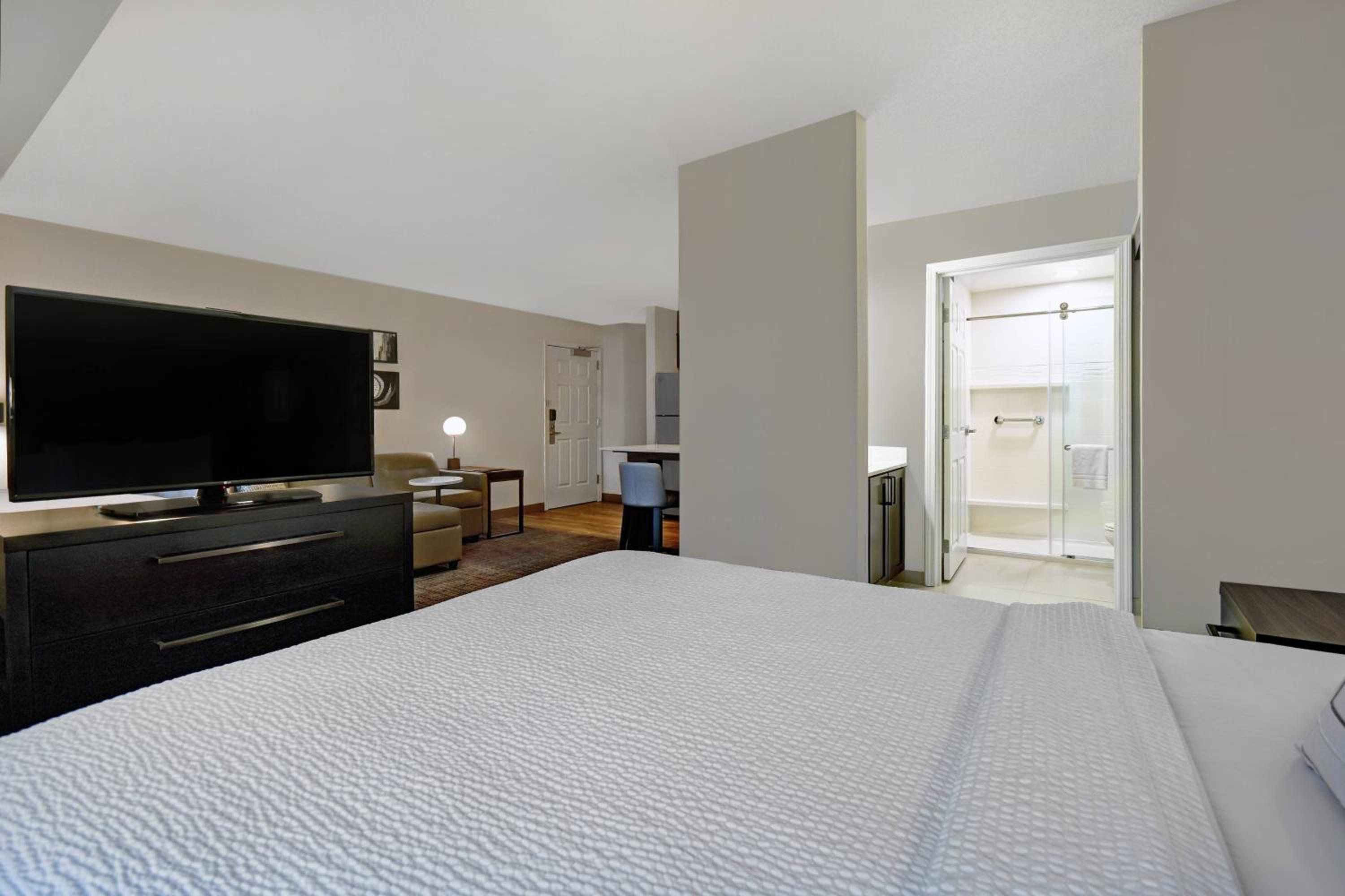 Queen Studio with Sofa Bed - Photo 2