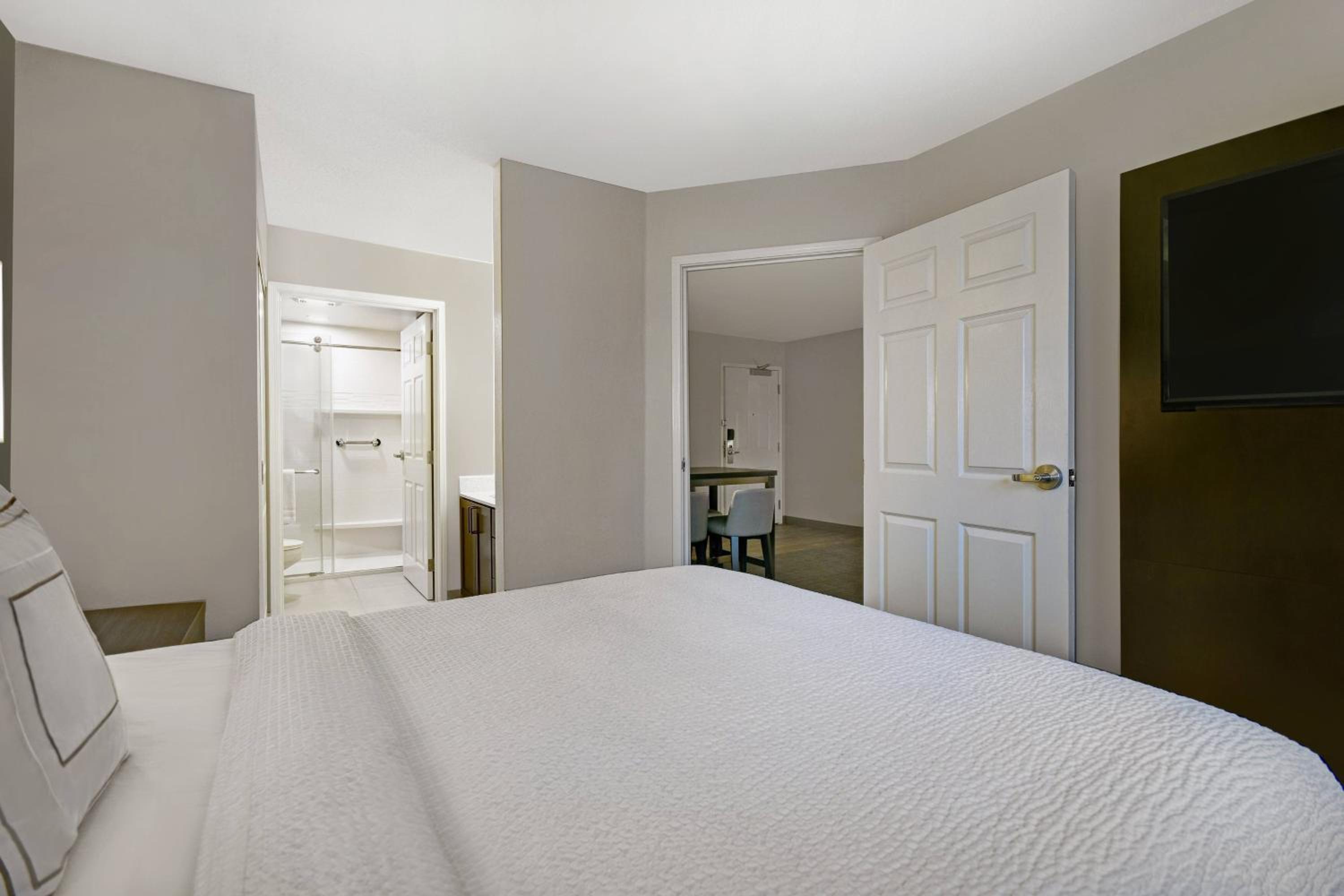 One-Bedroom Queen Suite with Sofa Bed - Photo 4
