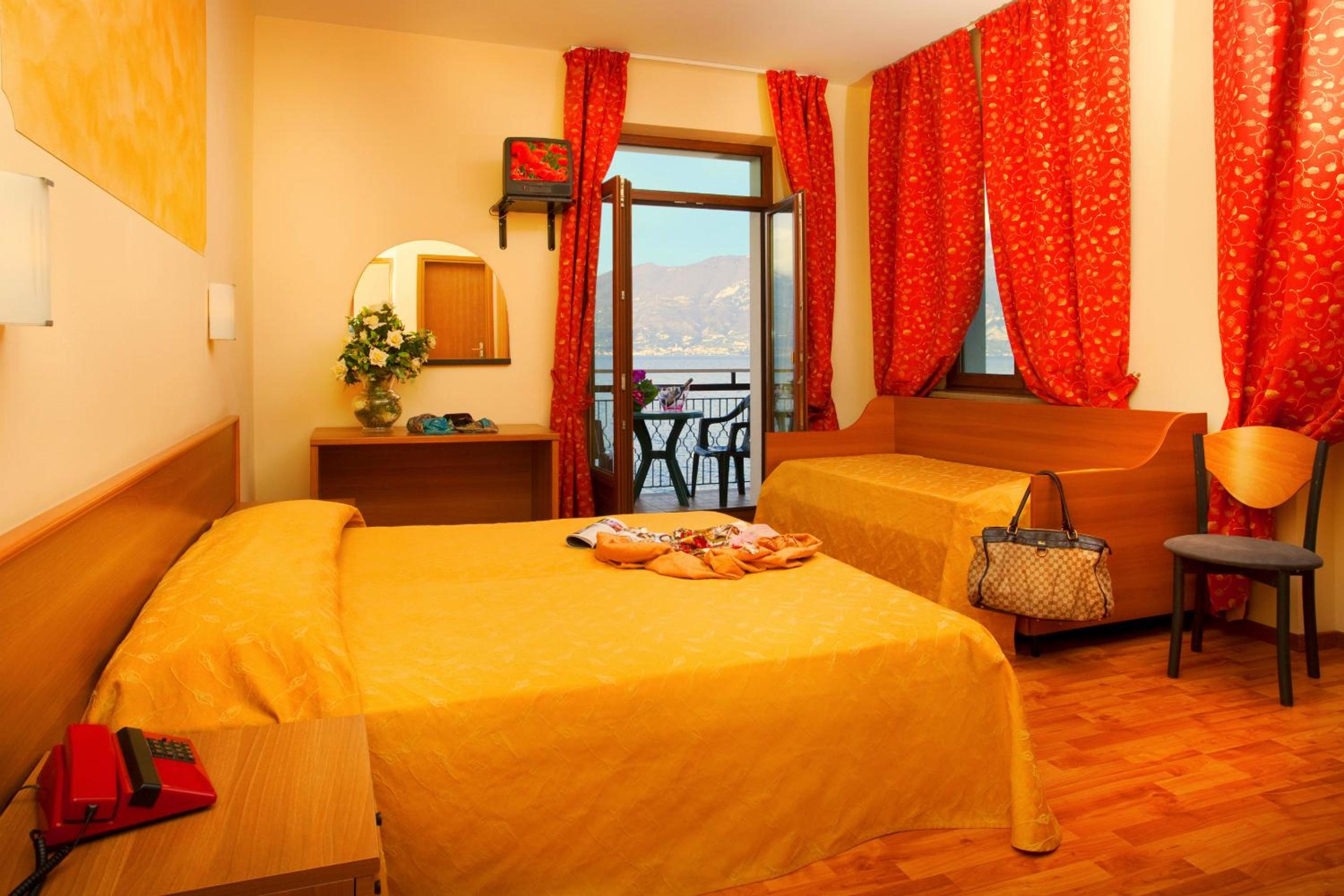 Double Room with Lake View and Balcony - Photo 11