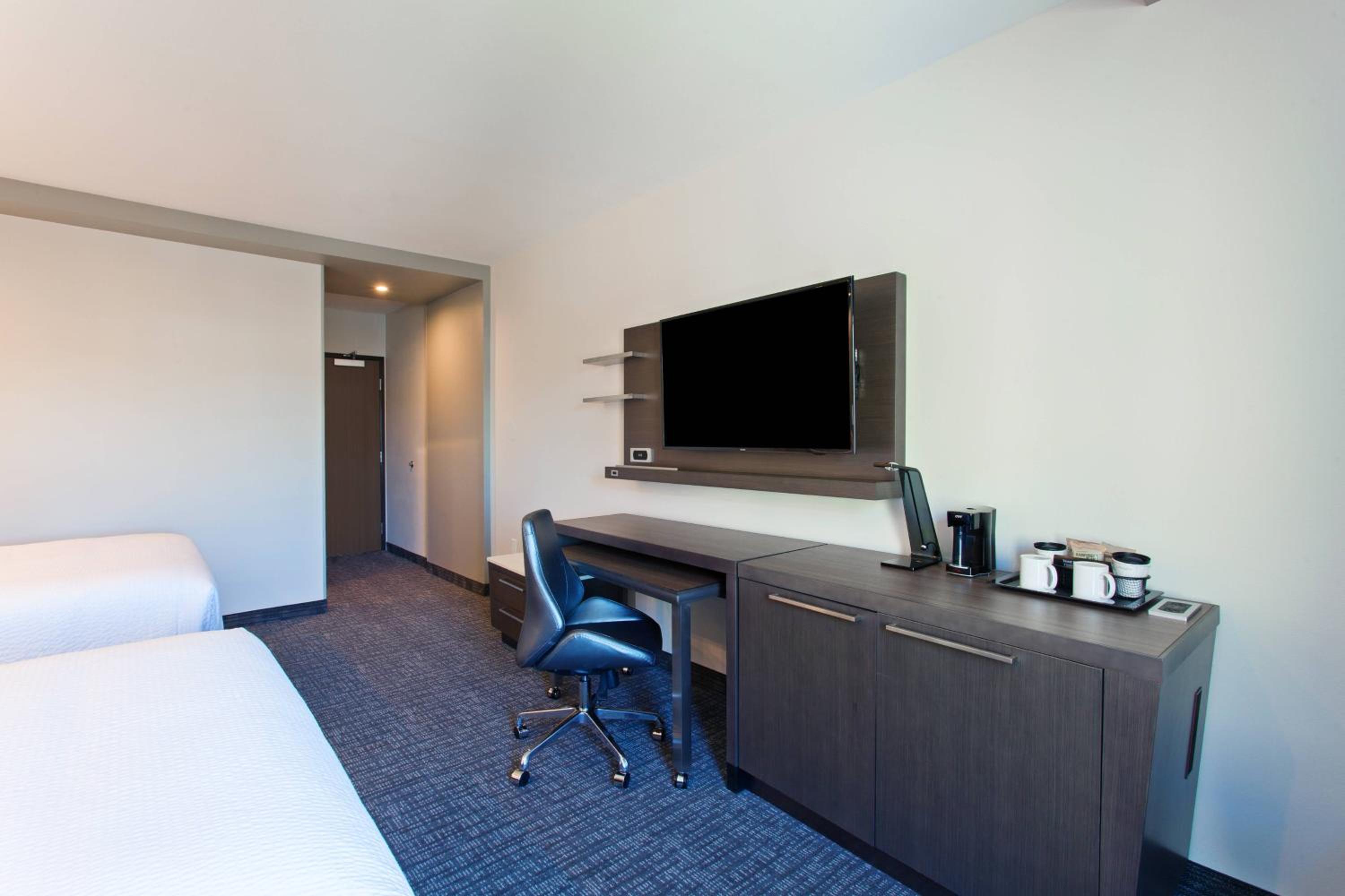 Queen Room with Two Queen Beds photo 3
