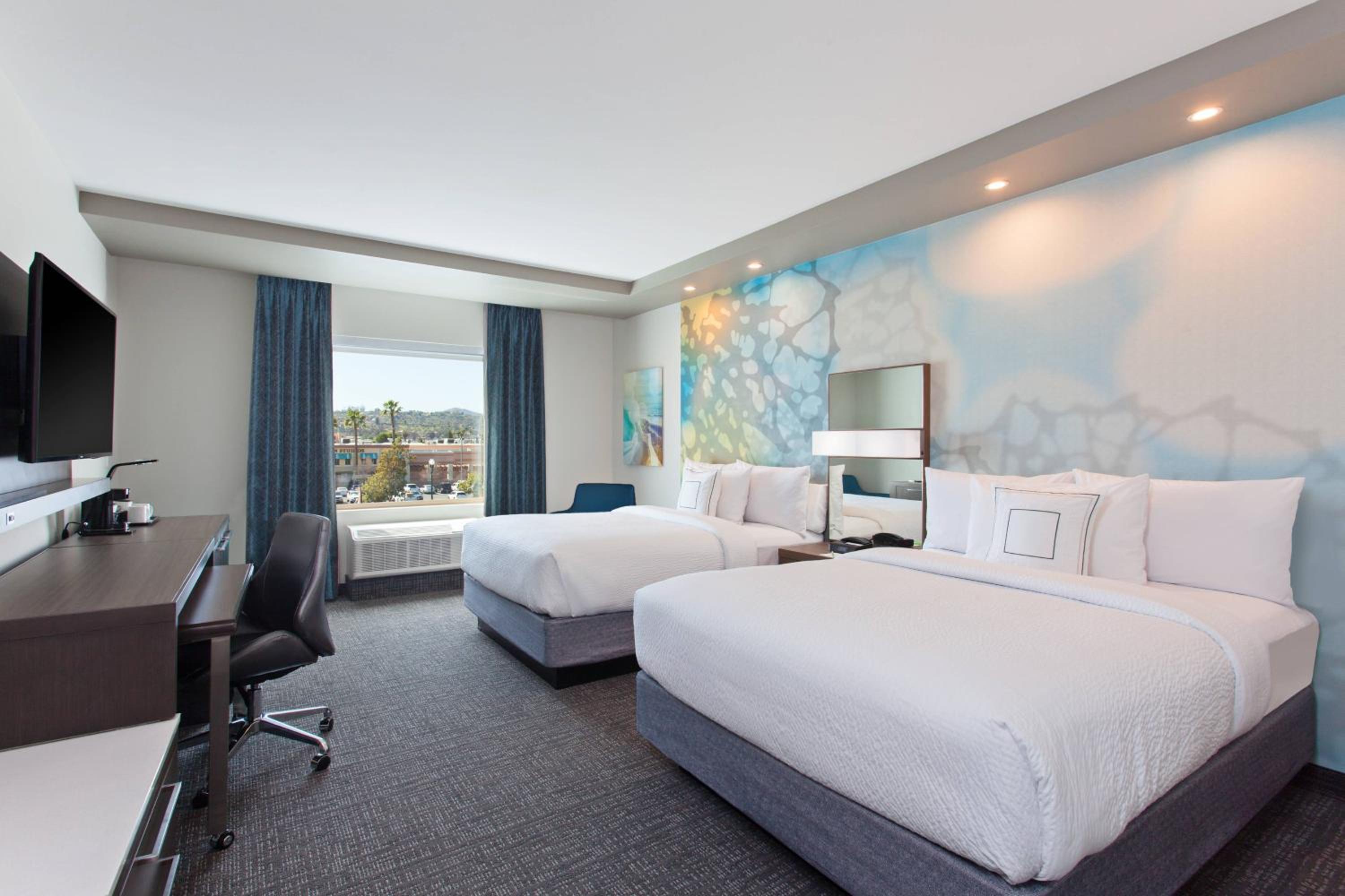 Queen Room with Two Queen Beds photo 2