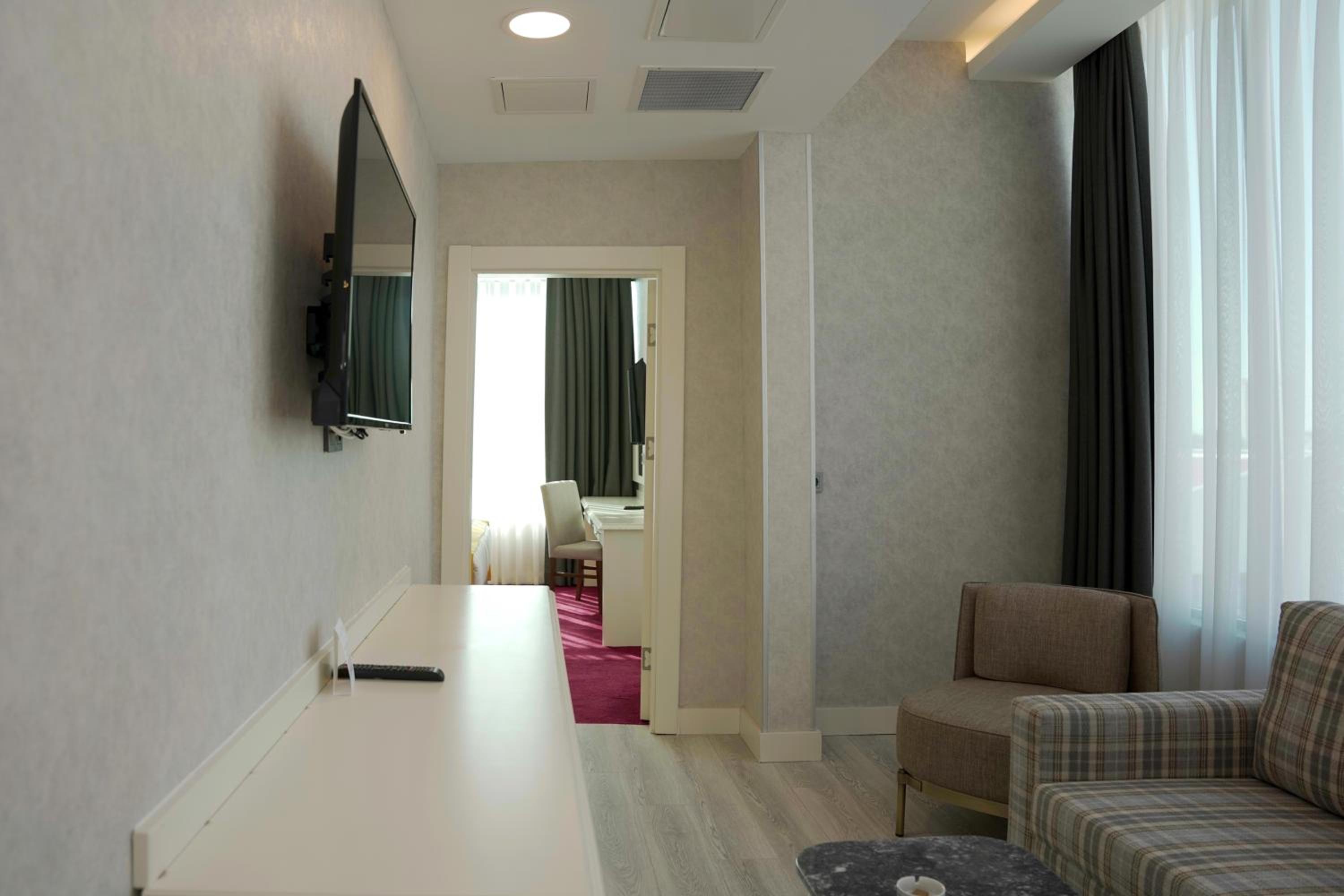 Suite - Photo 1