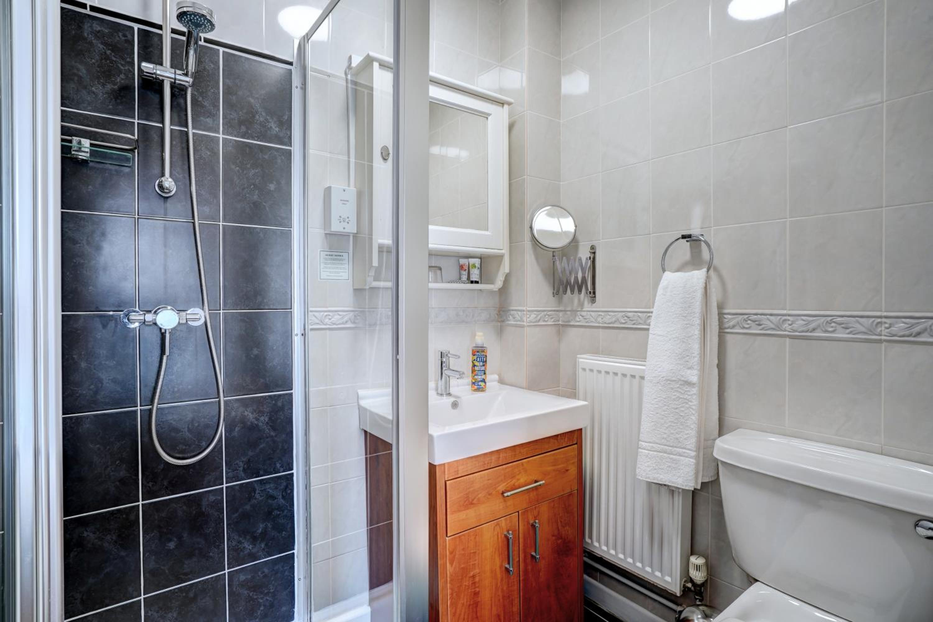 Deluxe Double Room with En-Suite Shower photo 2