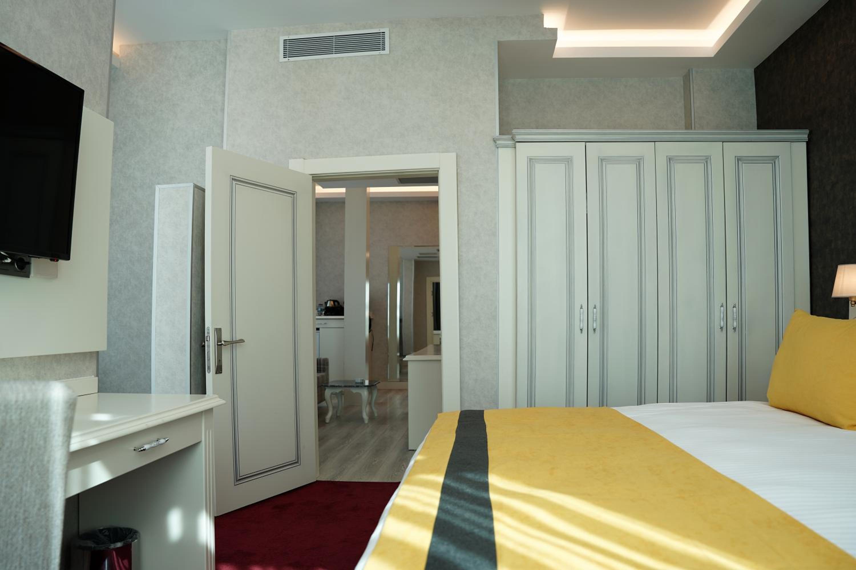 Suite - Photo 5