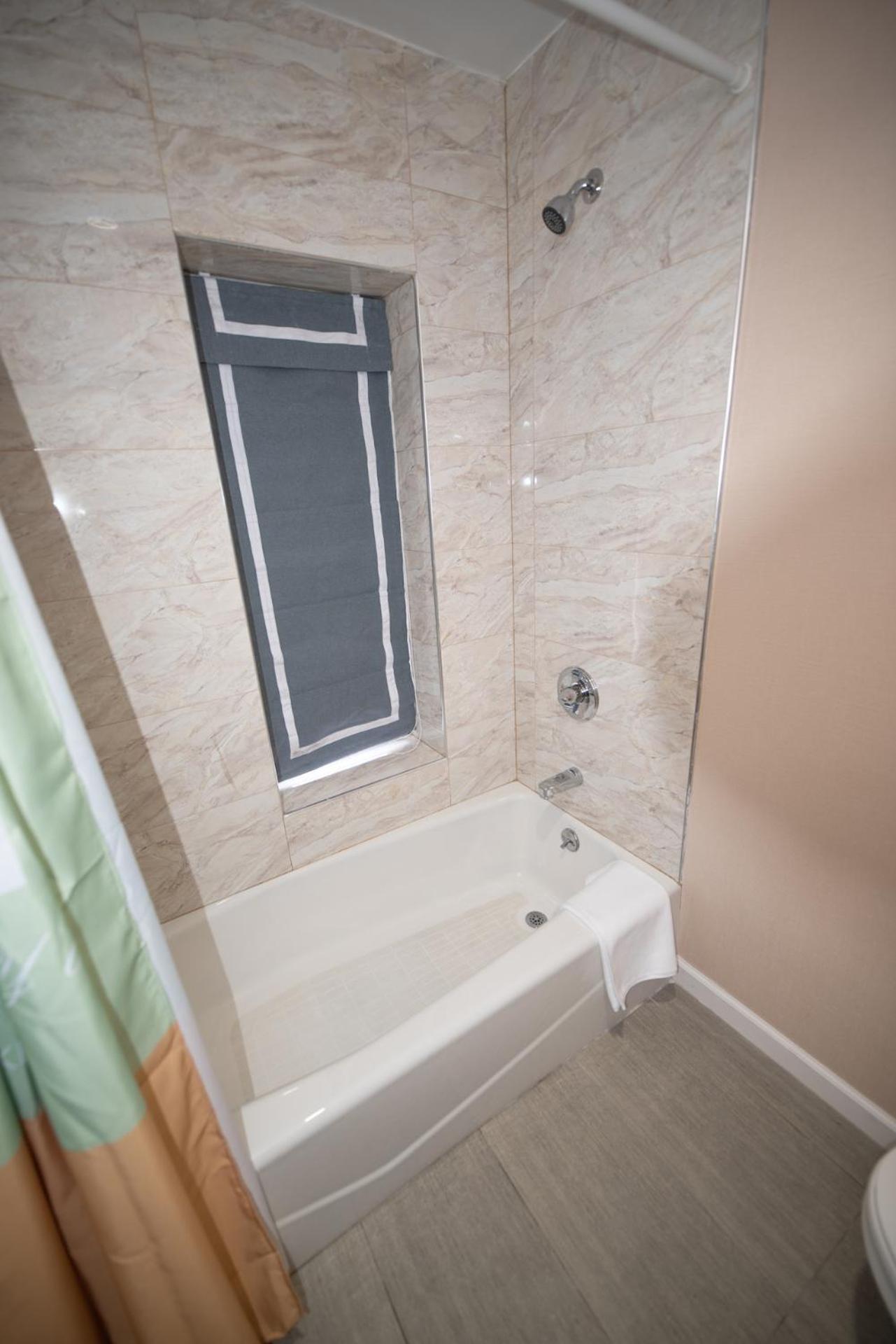 Double Room - Photo 16