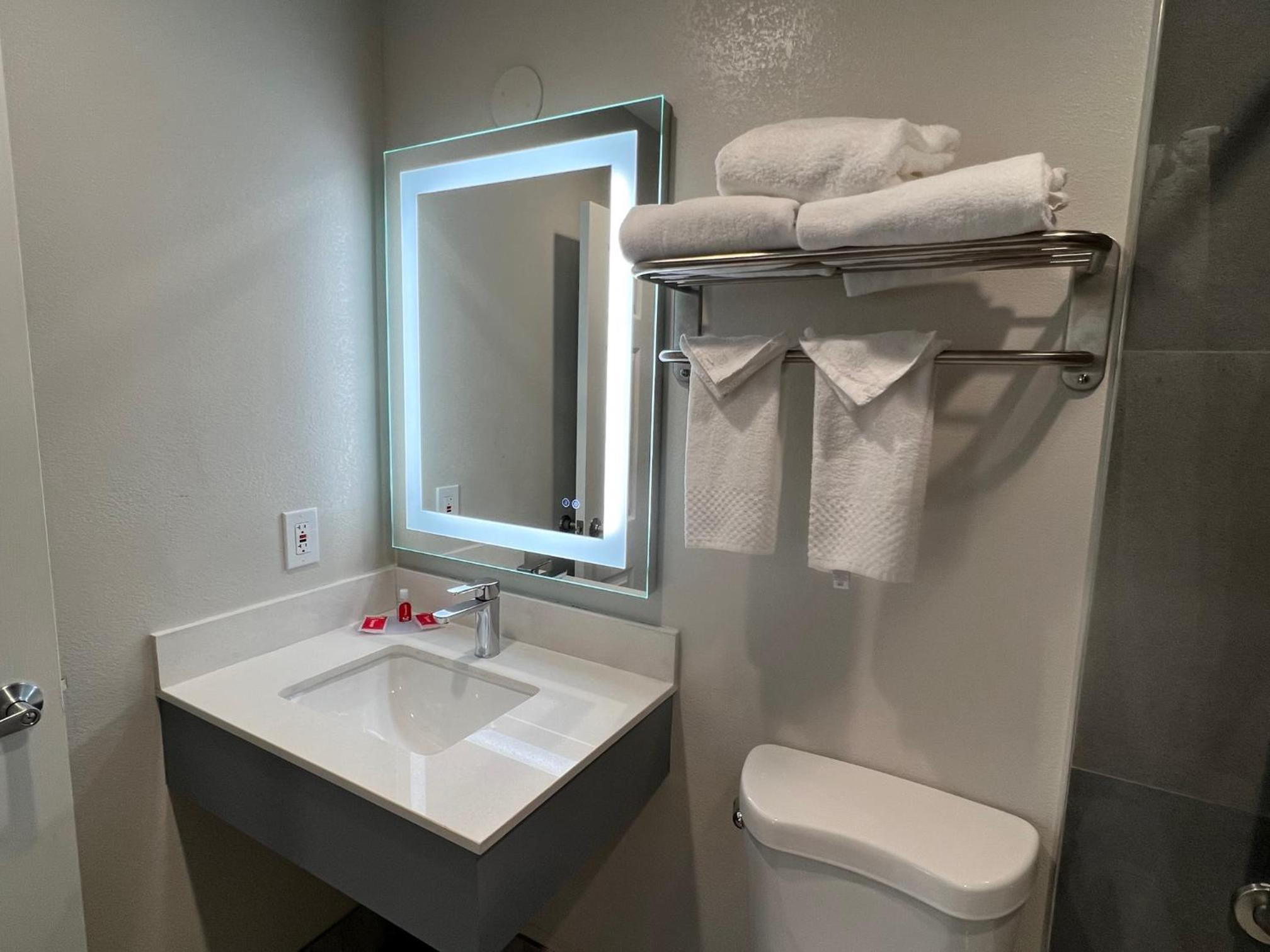 Efficiency Queen Suite with Two Queen Beds - Non-Smoking  - Photo 2