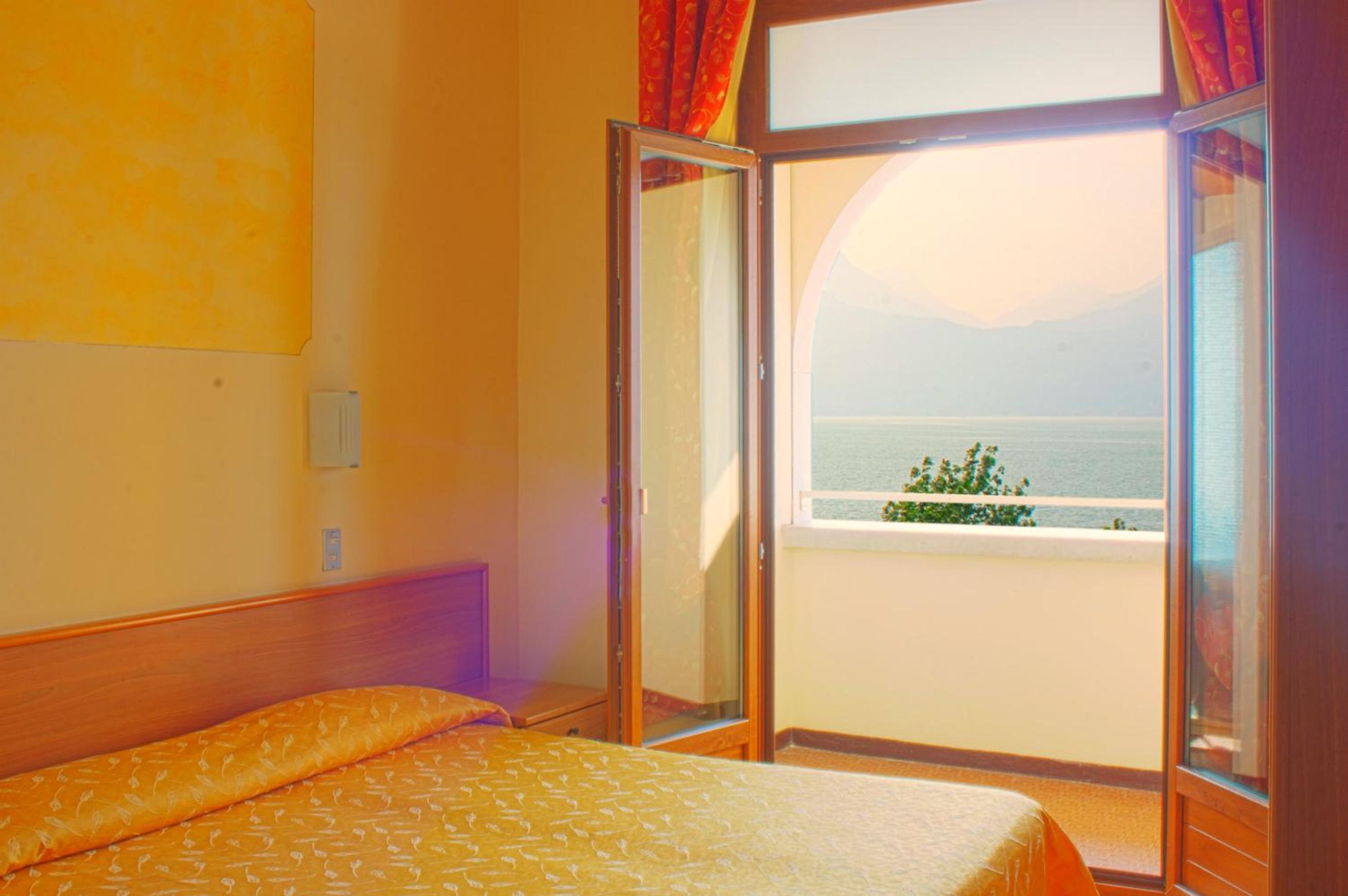 Double Room with Lake View and Balcony - Photo 5