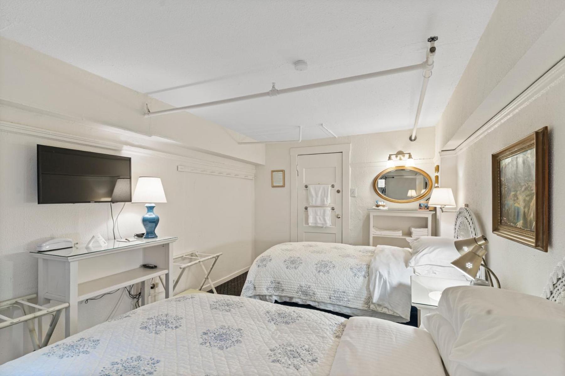 Triple Room with Shared Bathroom thumbnail 5