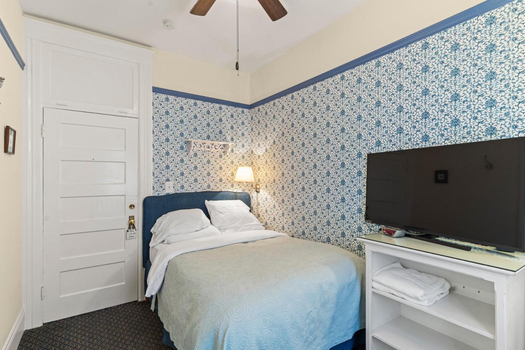 Double Room with Shared Toilet