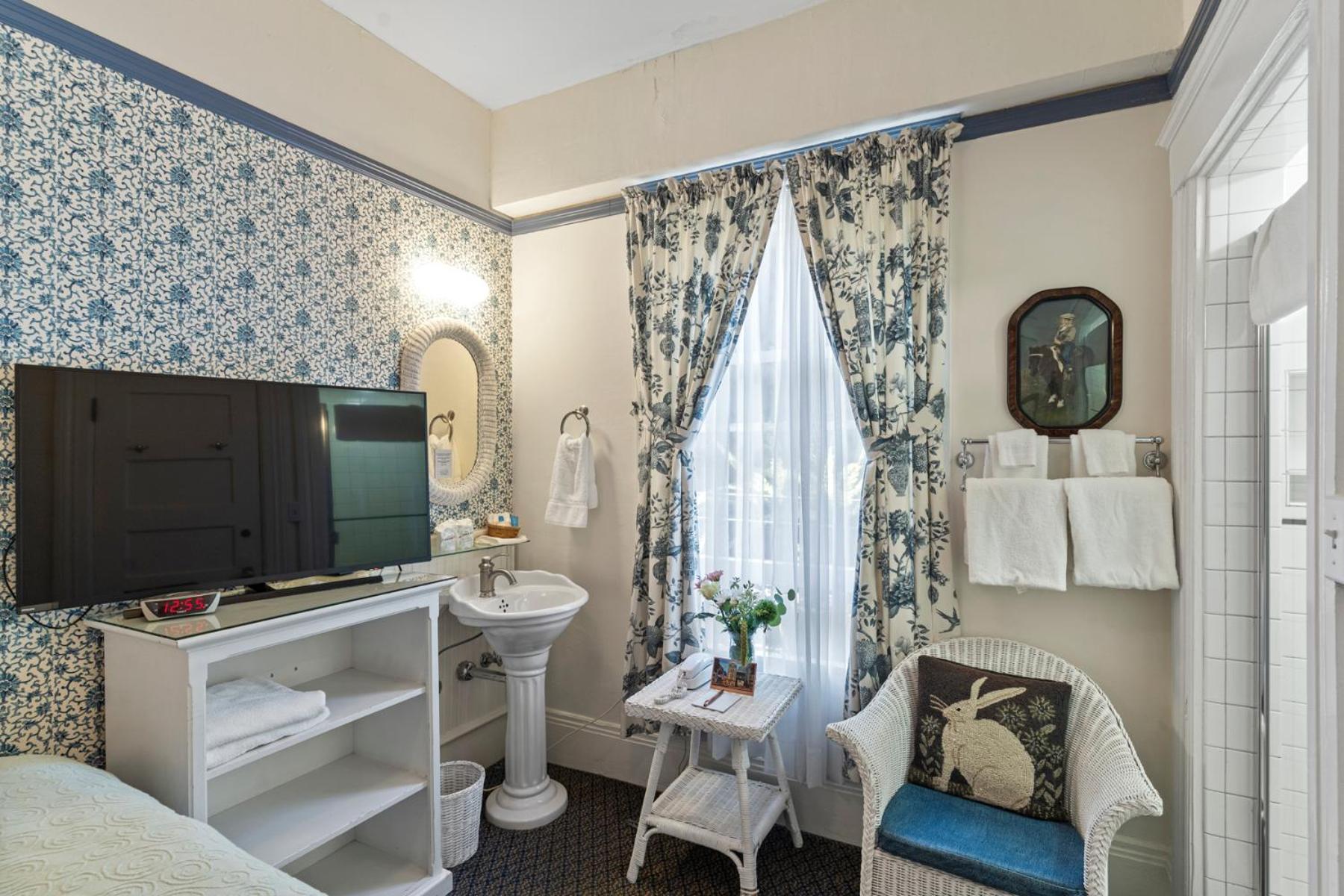 Double Room with Shared Toilet