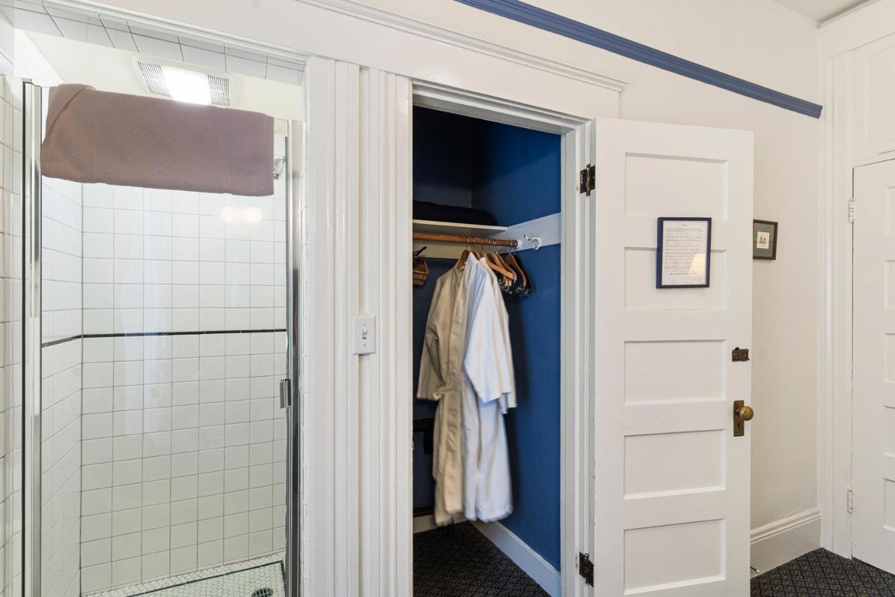 Double Room with Shared Toilet thumbnail 5