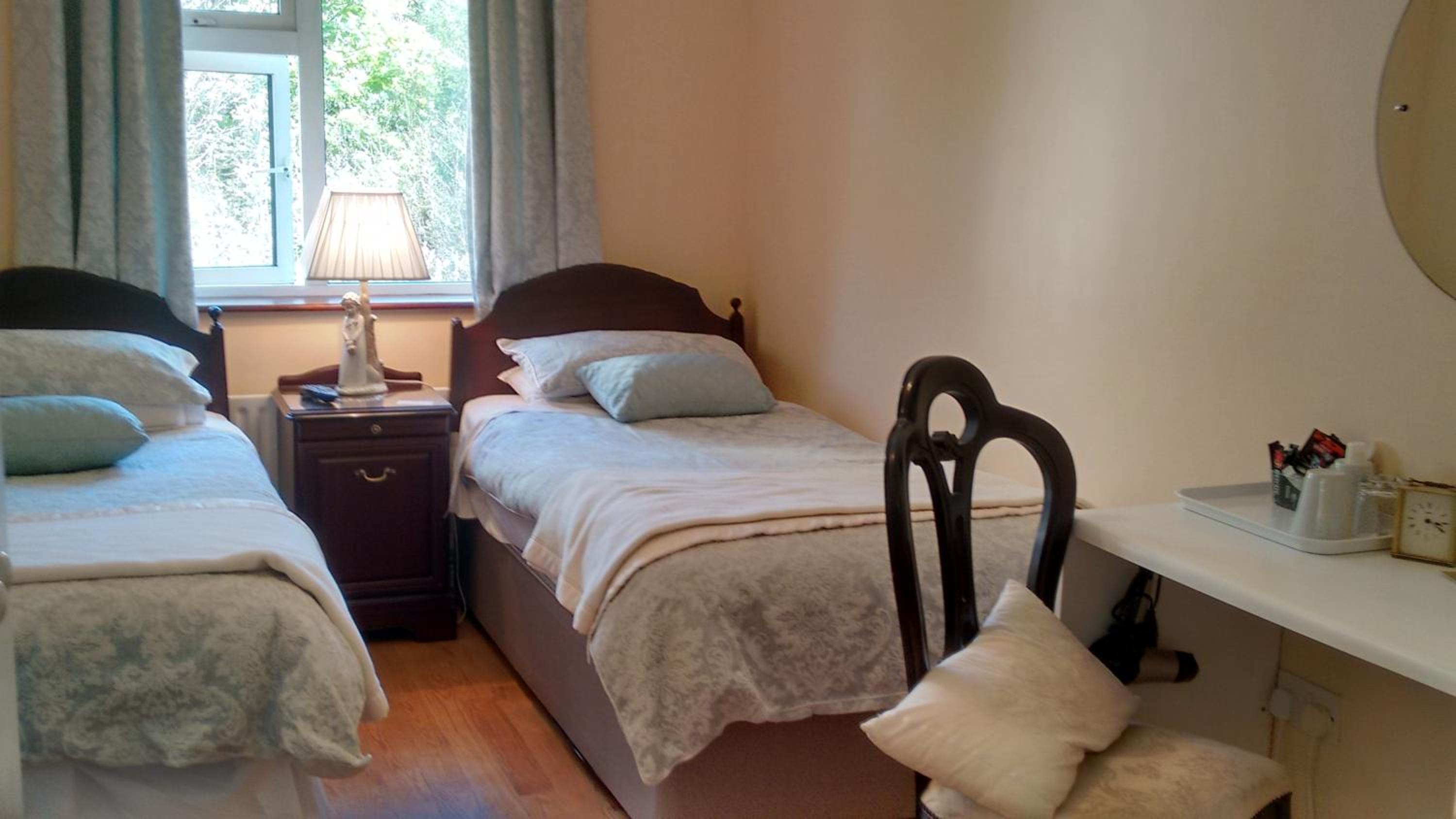Twin Room with Private Bathroom - Photo 18