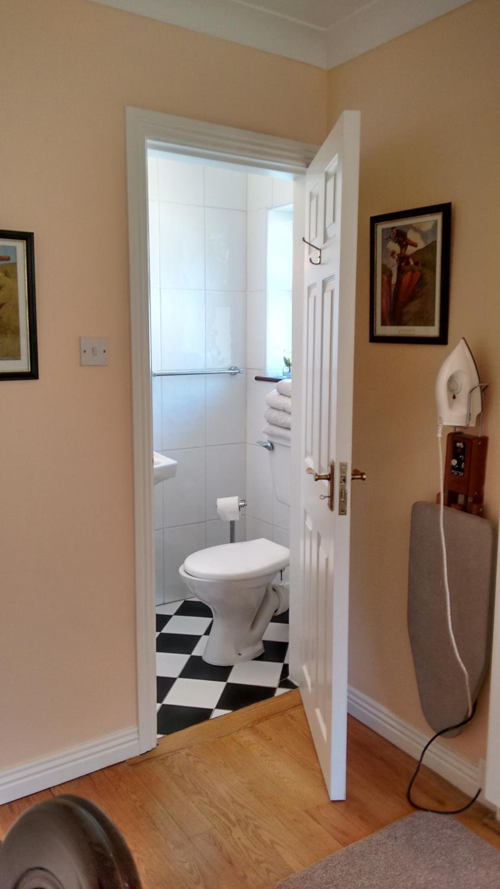 Twin Room with Private Bathroom - Photo 37