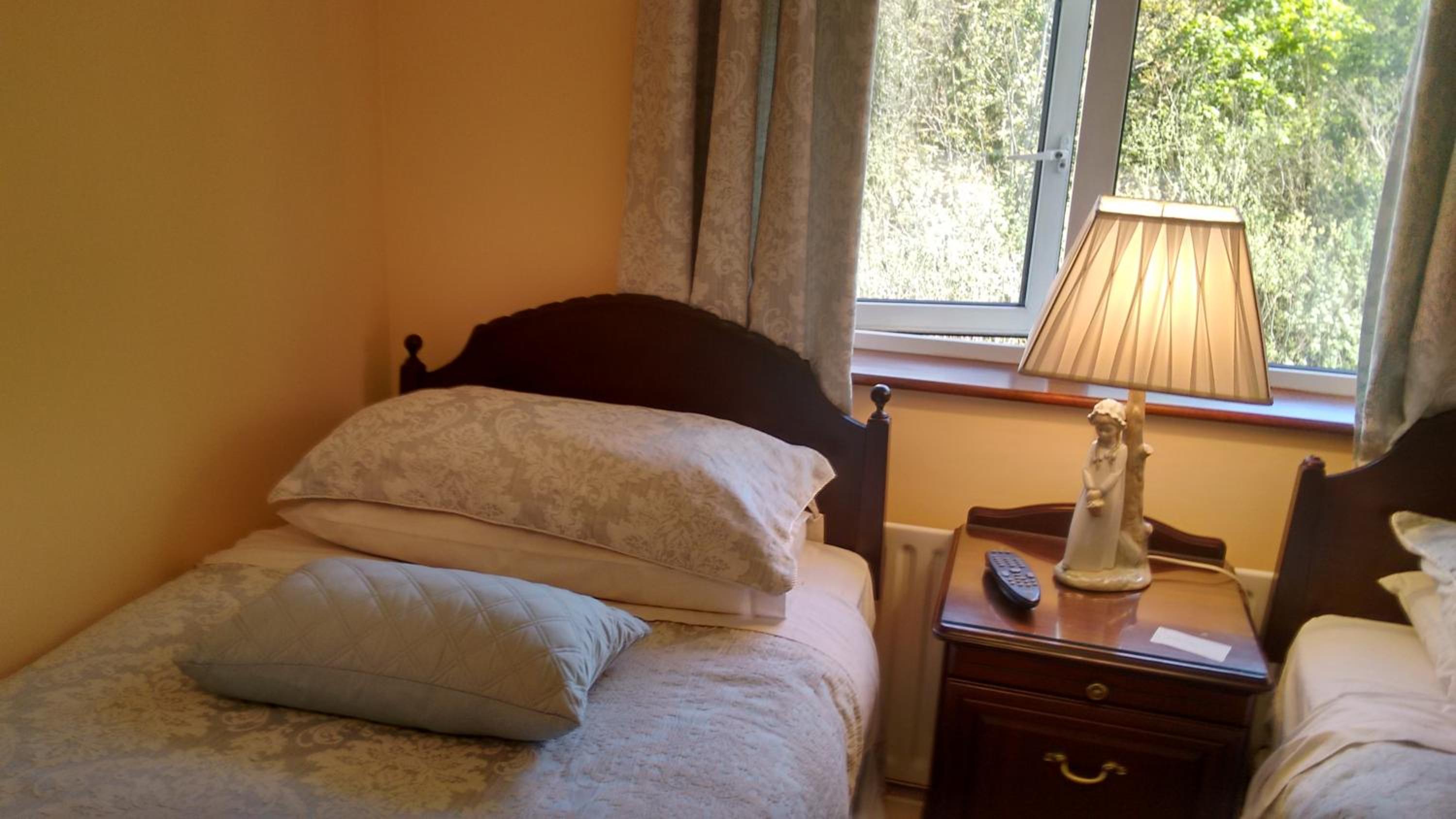 Twin Room with Private Bathroom - Photo 32